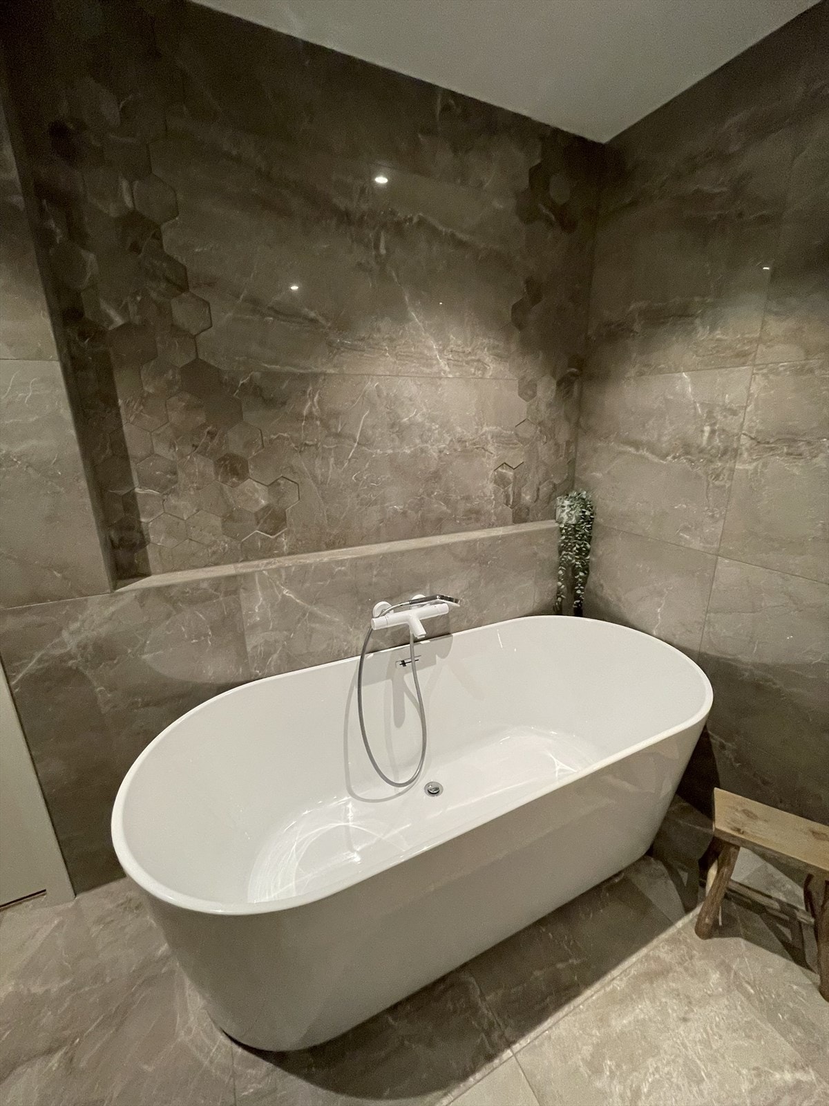 Praktisk nisje over badekar. Galleribilde