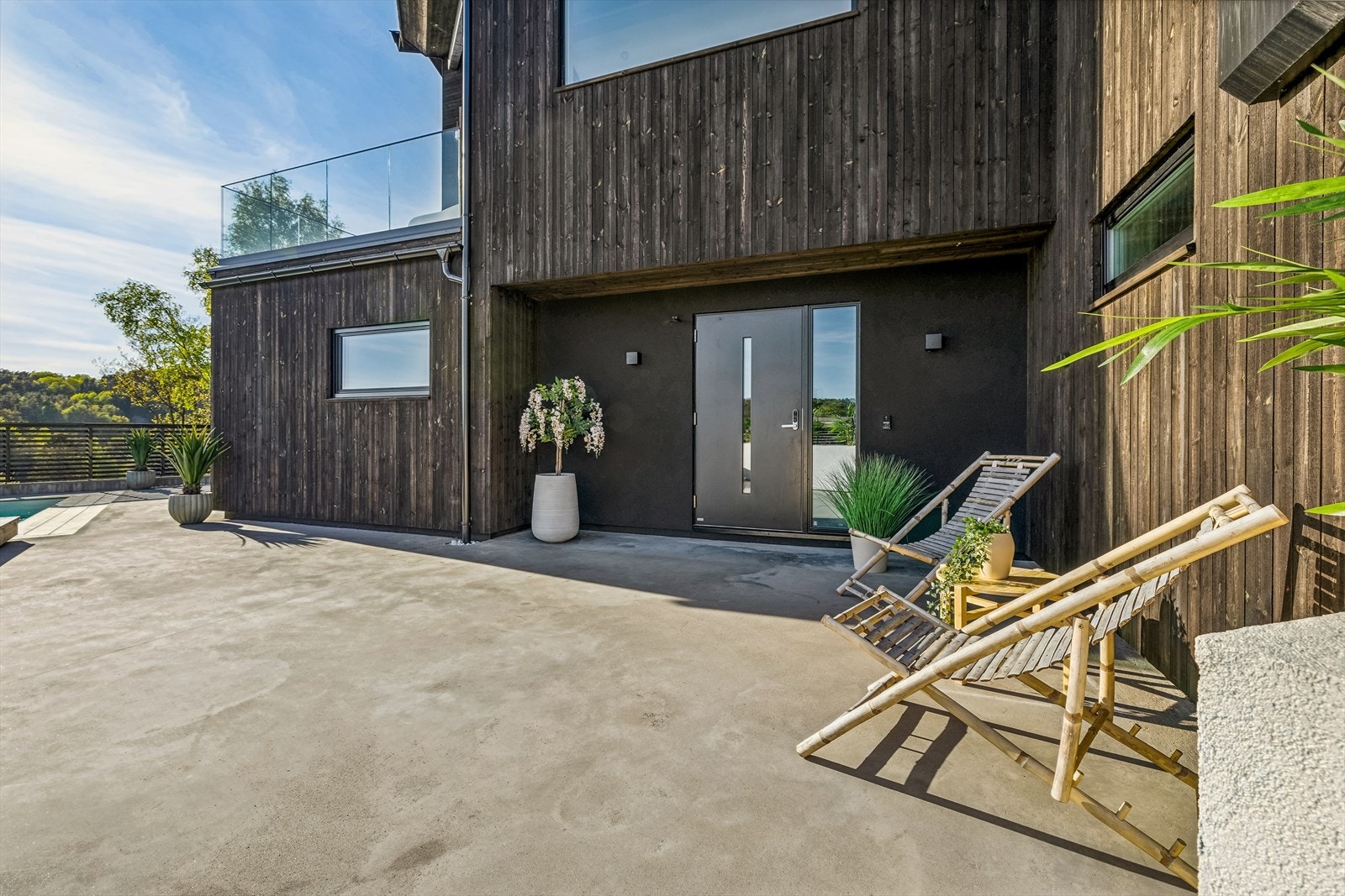 Pent overbygget inngangsparti. Galleribilde