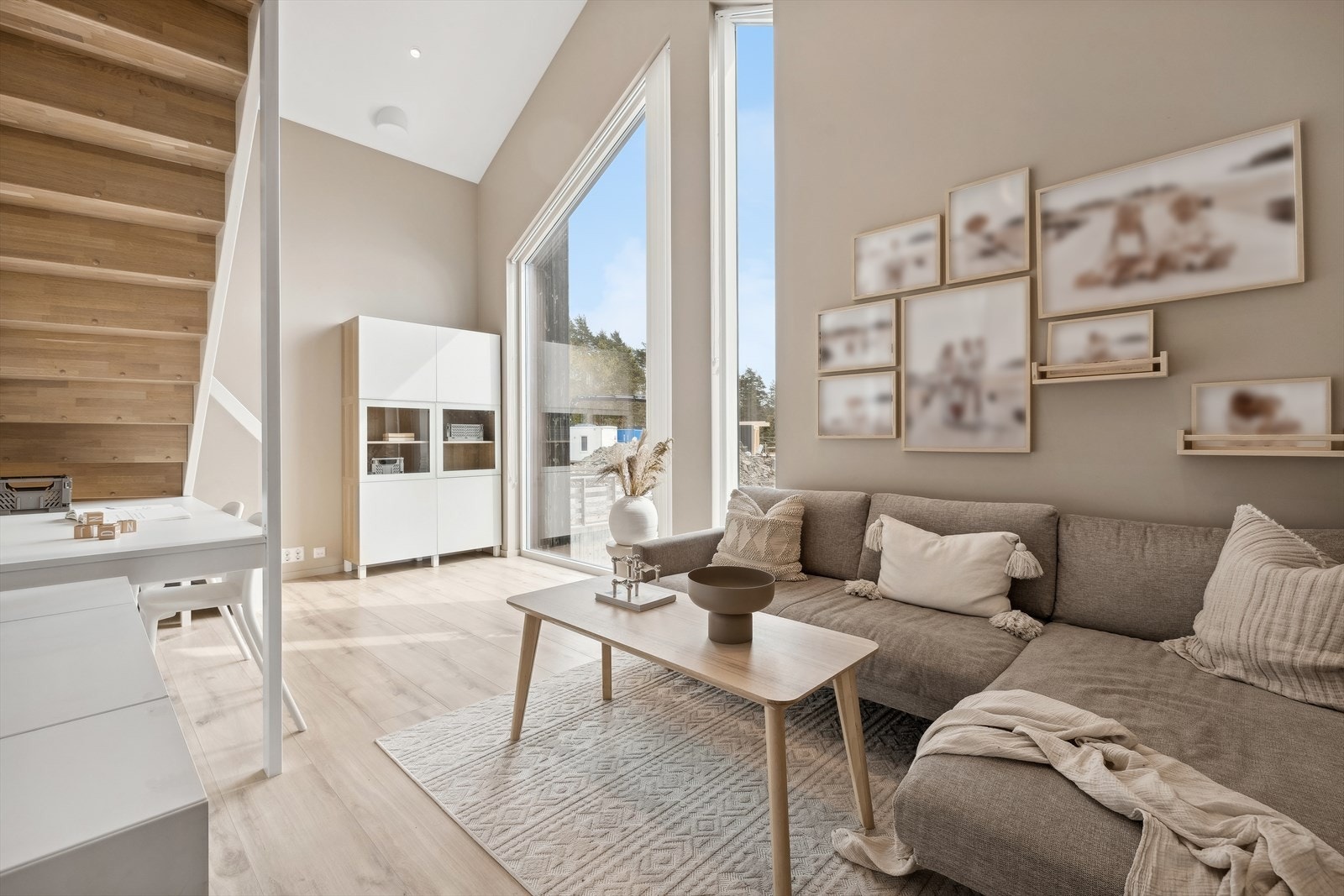 StuerTV-stuen er lukket fra resten av stuen/kjøkken. Det er solskjerming i vinduet. Galleribilde