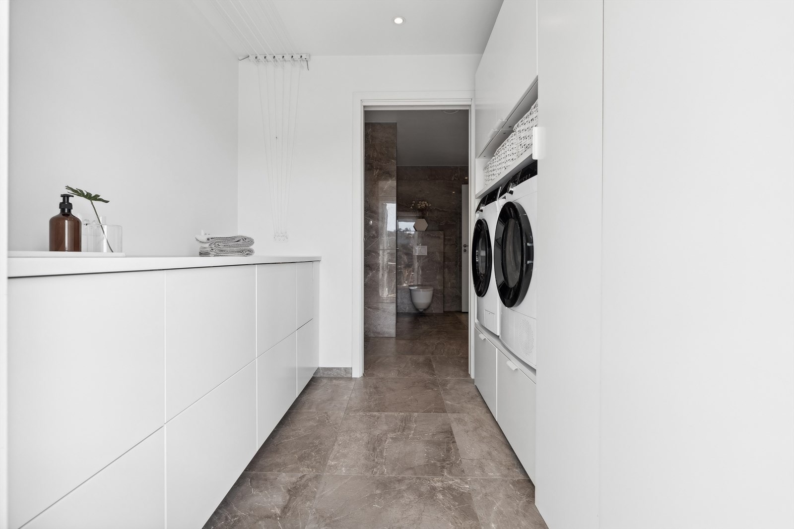 Vaskerom med dør ut og videre inn til badet. Galleribilde