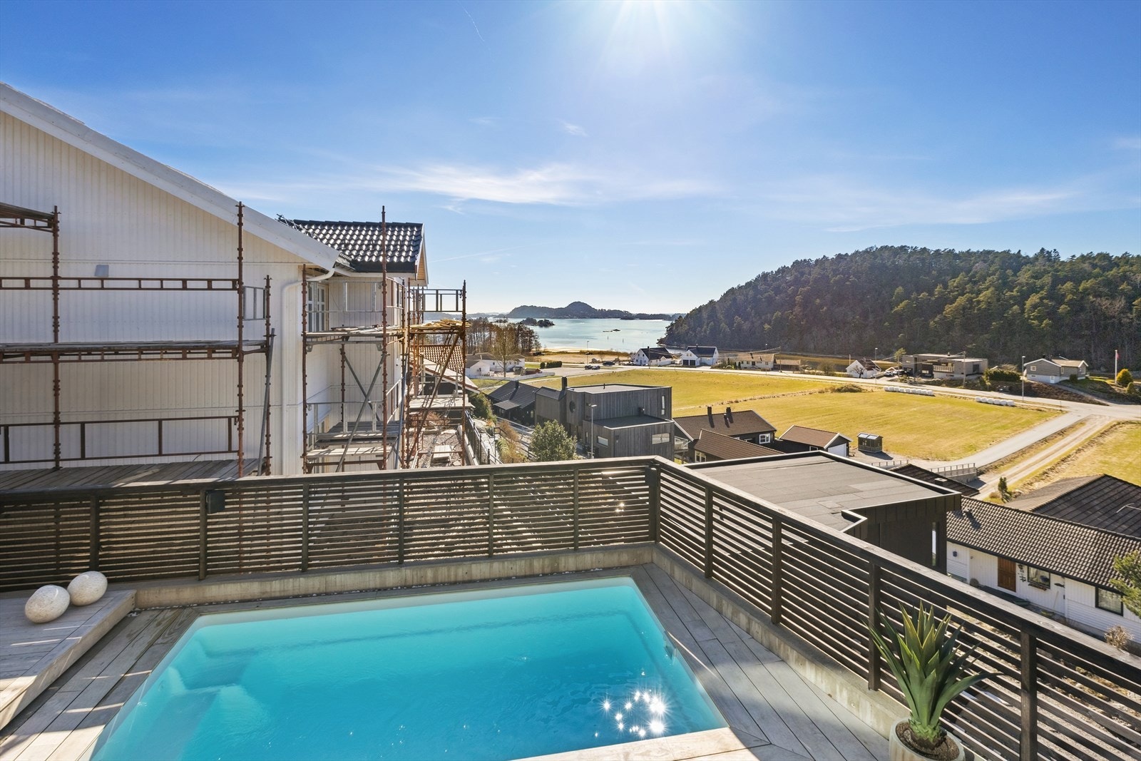 Bassenget varmes opp med varmepumpe. Accoya lagt rundt bassenget. Galleribilde