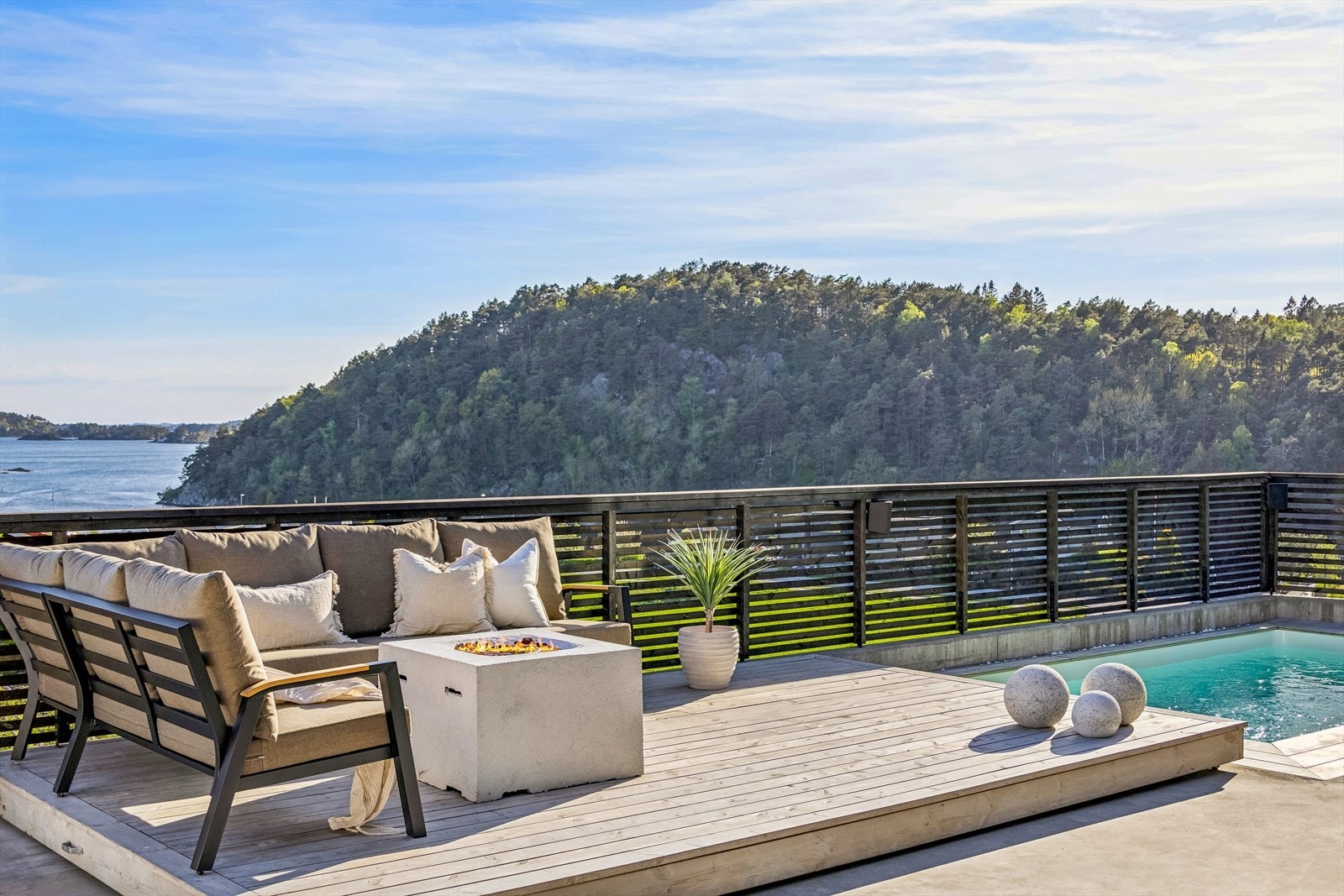 Plattingen kan dras over bassenget når det ikke er i bruk. Galleribilde