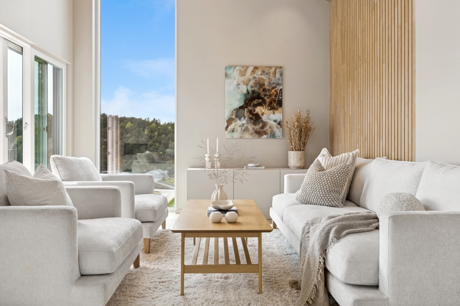 Stuen og kjøkkenet er stort og har plass til flere sittegrupper. Galleribilde