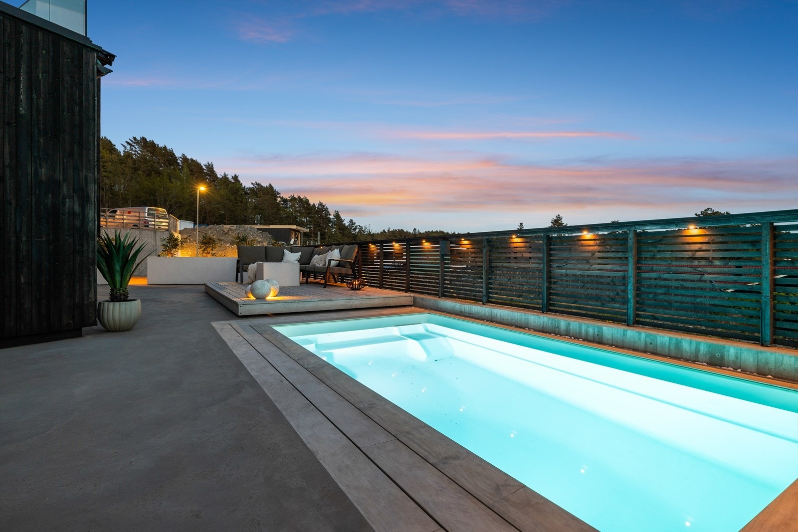 Deilig basseng som kan nytes på sommertid. Huset har meget gode kvaliteter og er virkelig en bolig utenom det vanlige. Det er bygget et hus på nabotomten så noe av utsikten på venstre side av huset er borte. Galleribilde