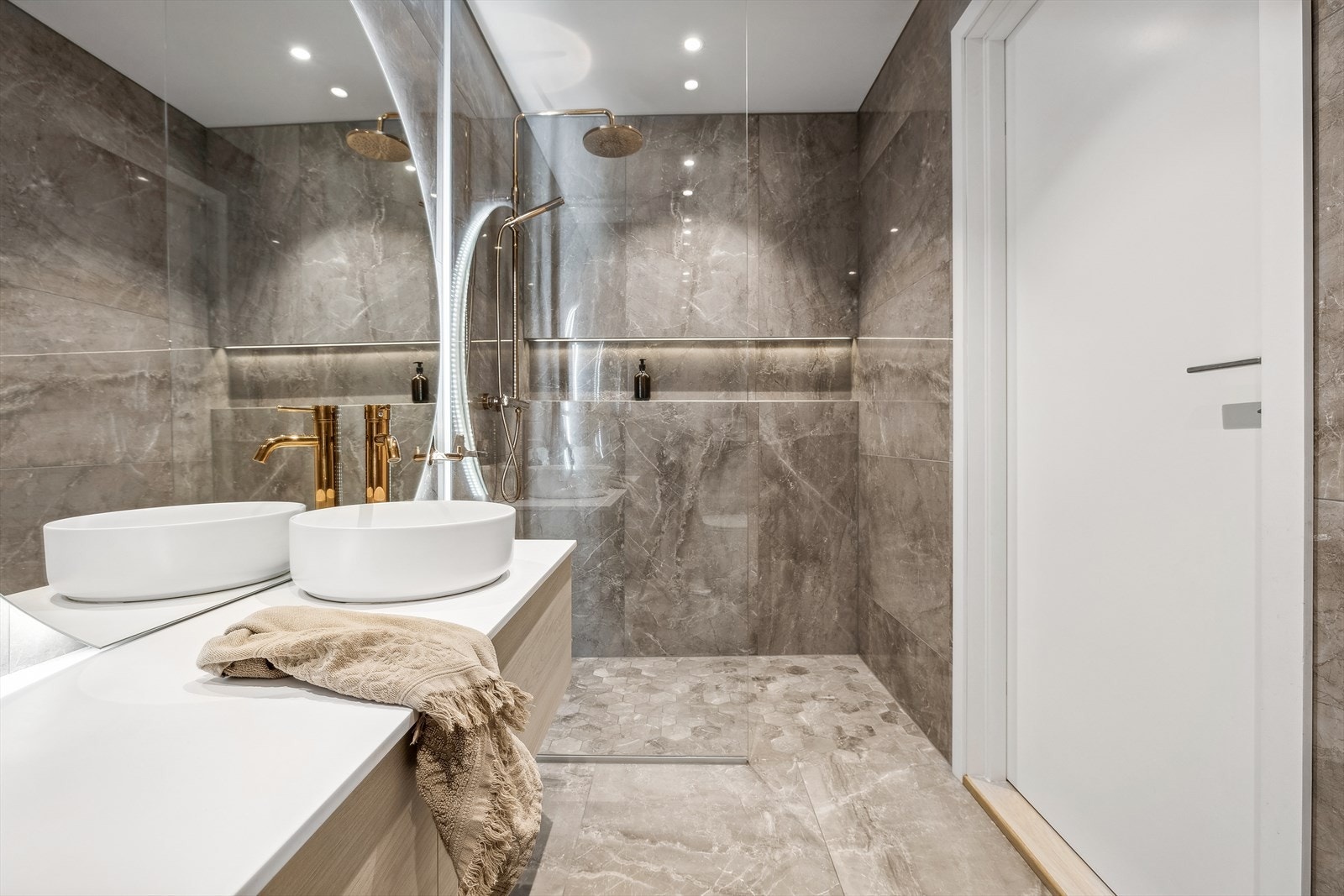 Fin Dansani baderomsinnredning. Galleribilde