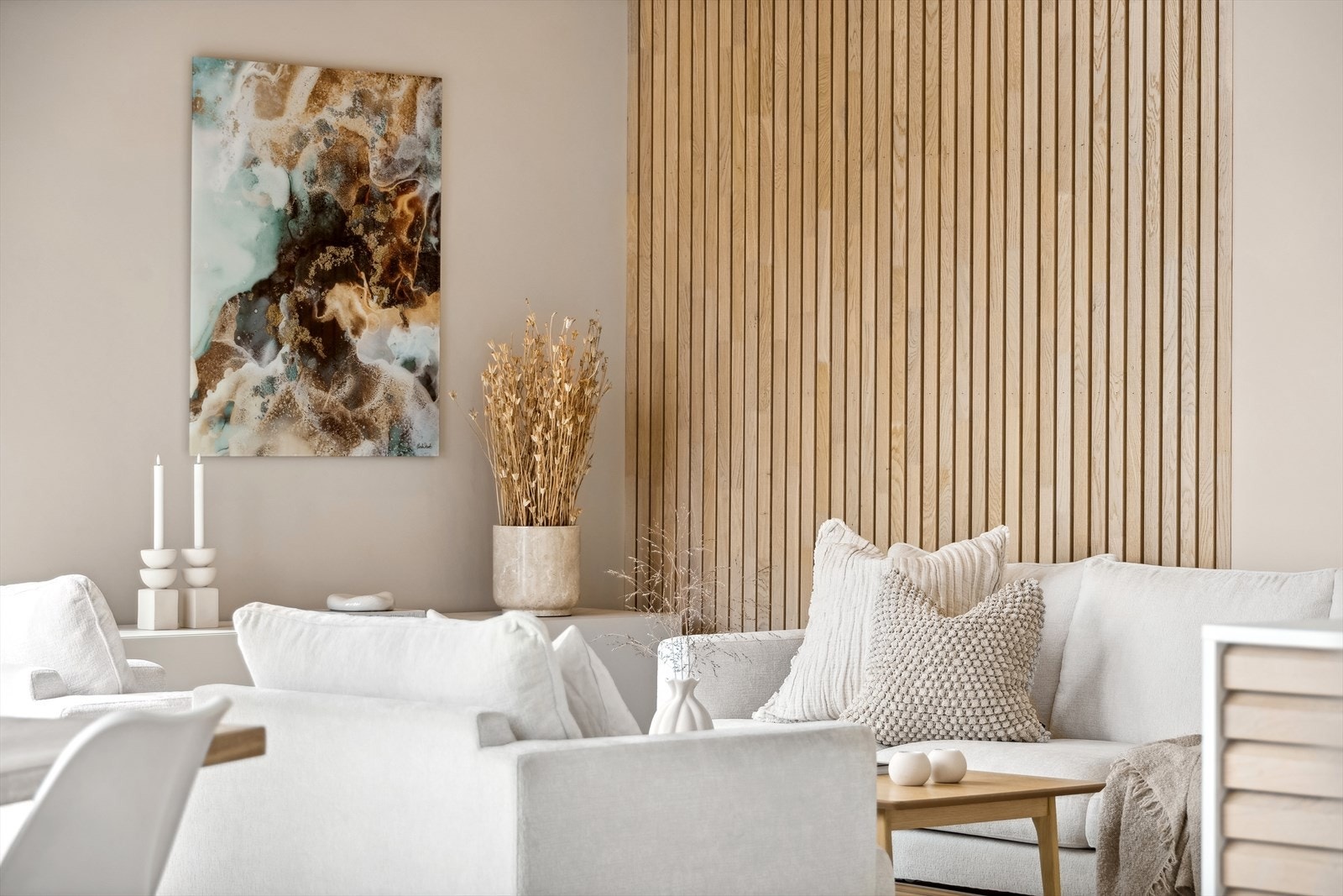 Moderne spiler i taket og på veggen. Galleribilde