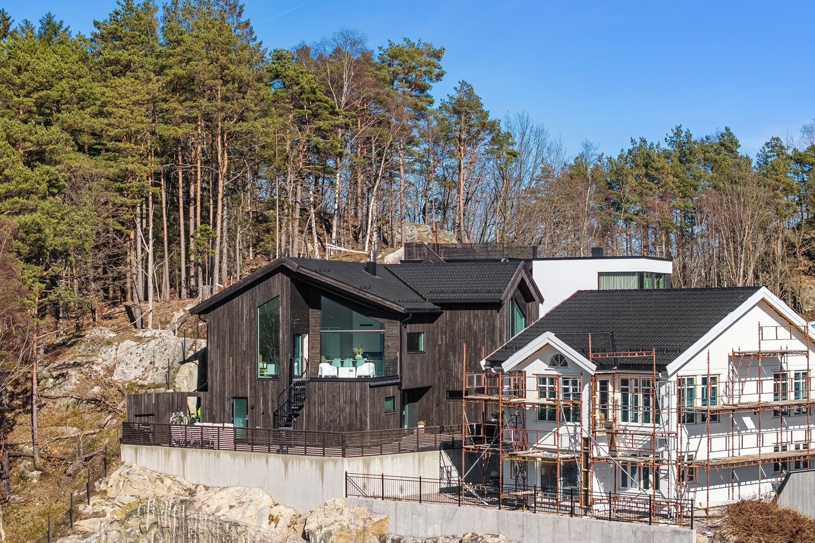 Nydelig enebolig med høy standard og flotte uteområder! Sjønær beliggenhet! Galleribilde