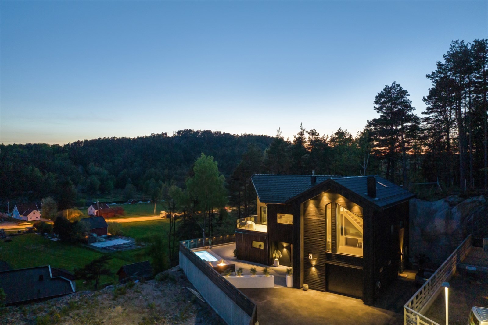 Kveldbilde - det er bygget et hus på nabotomten, se forrige bilde. Galleribilde