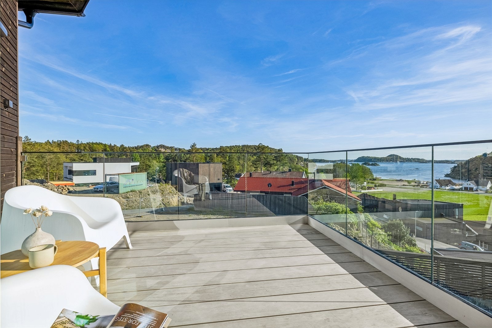 Her er det glassrekkverk for å utnytte utsikten maksimalt. Samt
Accoya terrassebord! Galleribilde