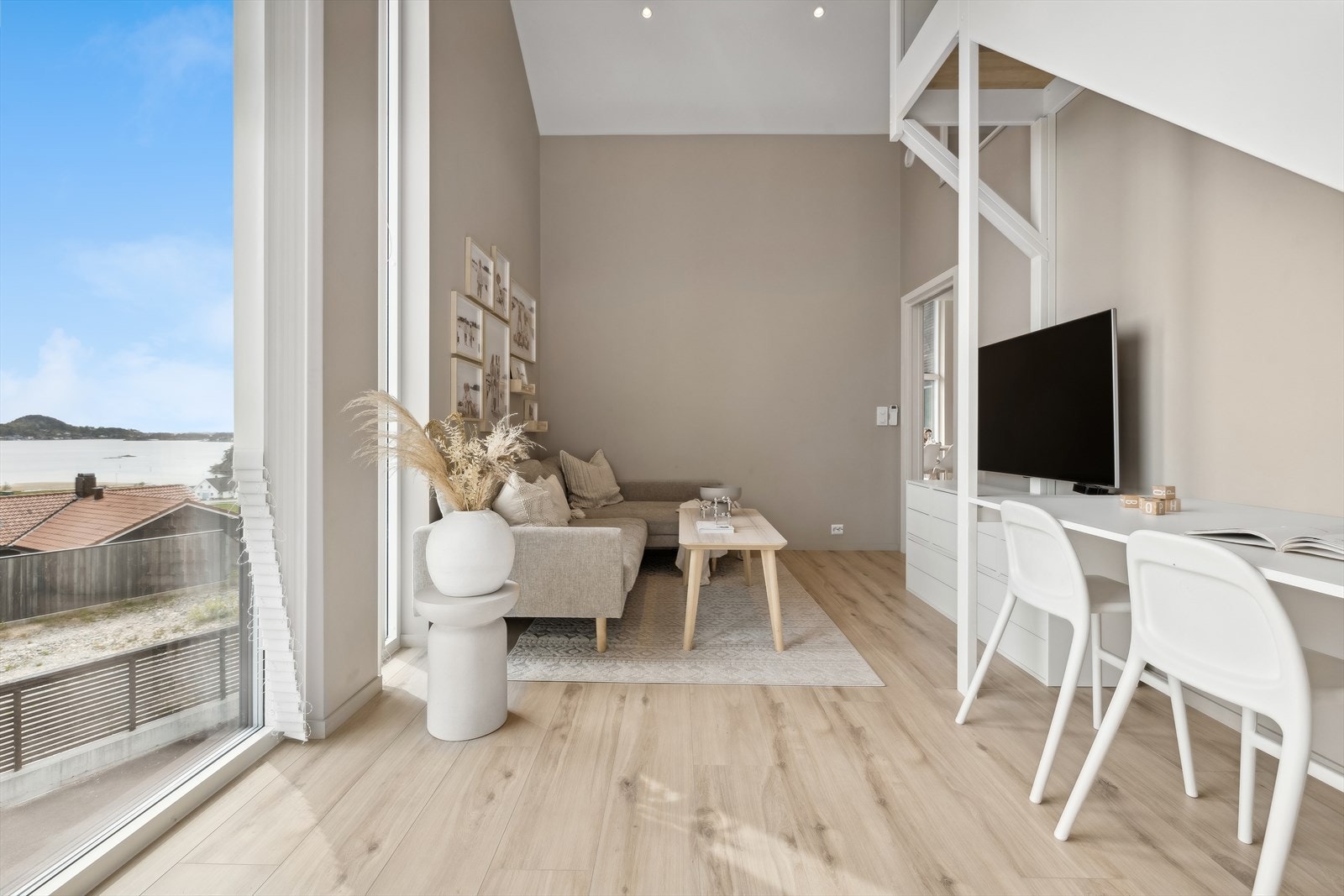 Også her er det god takhøyde og muligheter for ekstra arbeidsplass. Galleribilde