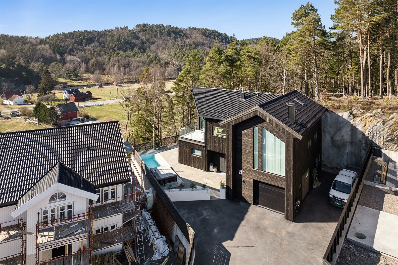 Nyere enebolig med gjennomgående høy standard. Galleribilde