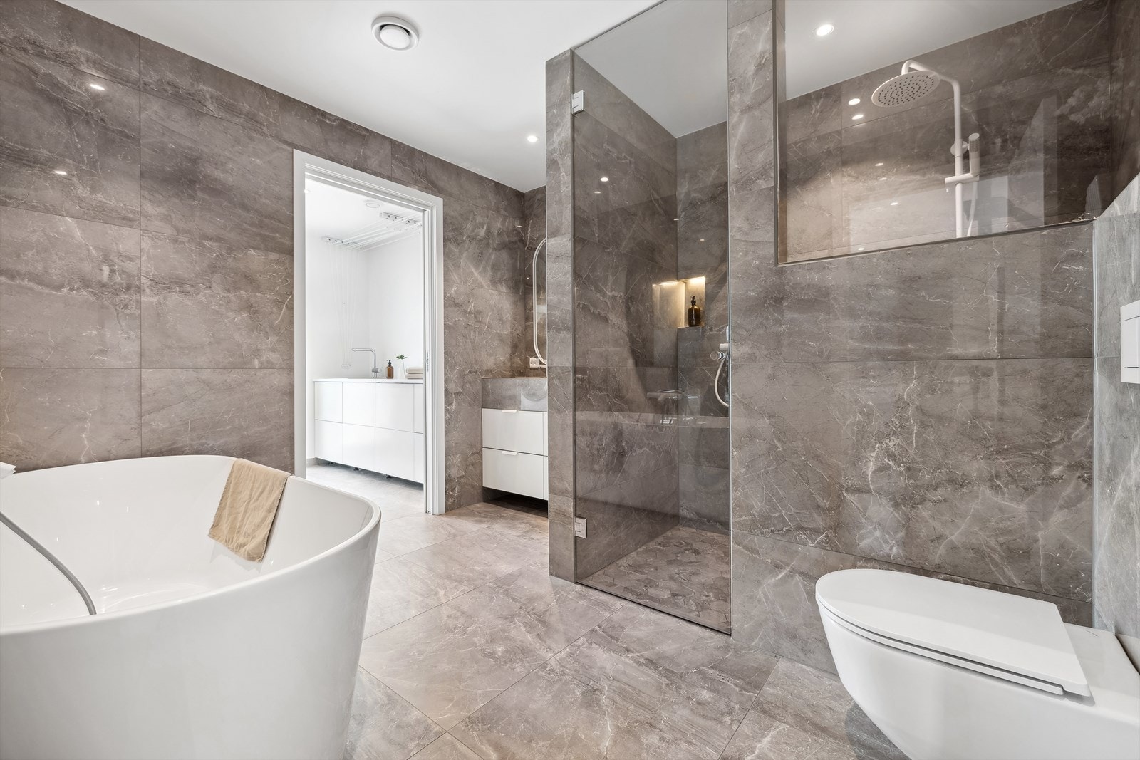 I første etasje finner vi et stort bad med dobbel dusj og badekar. Galleribilde