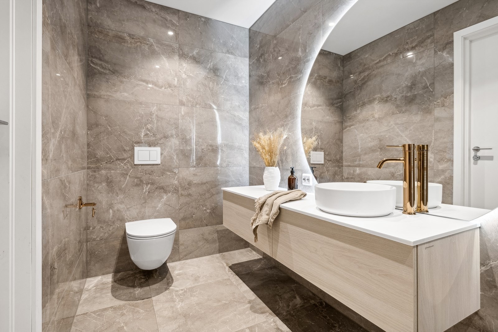 Delikat bad med eksklusive fliser fra Modena. Galleribilde