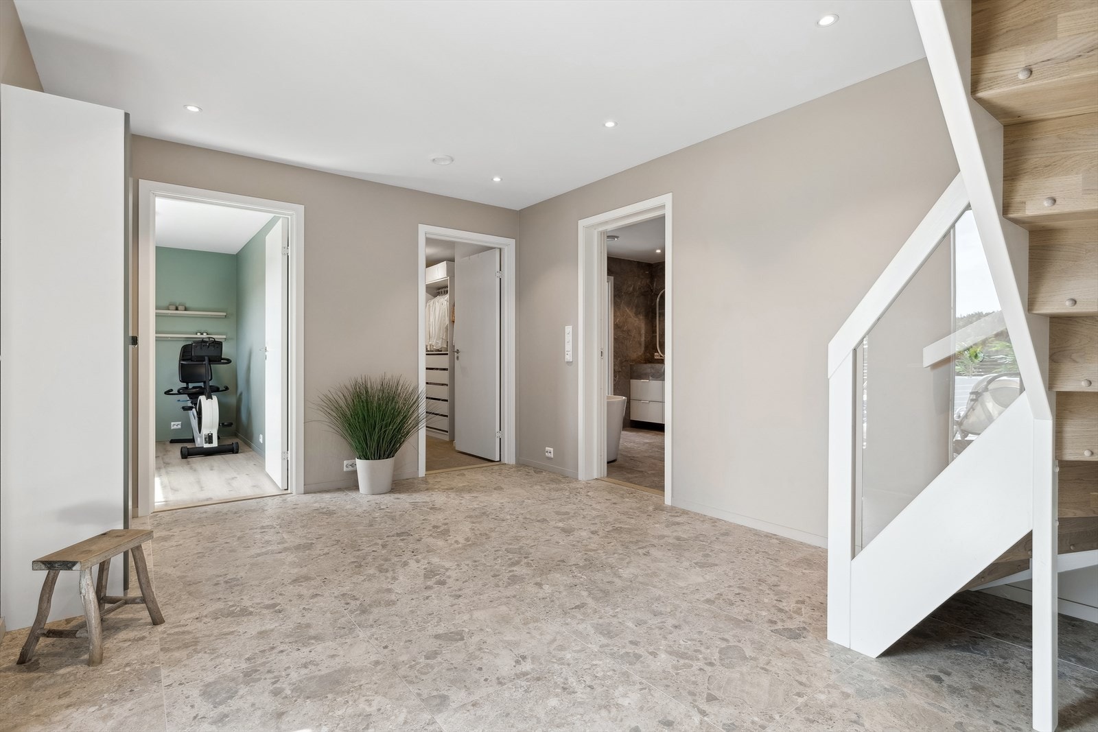 Videre ned i første etasje finner vi gangen med tilkomst til øvrige rom. Galleribilde