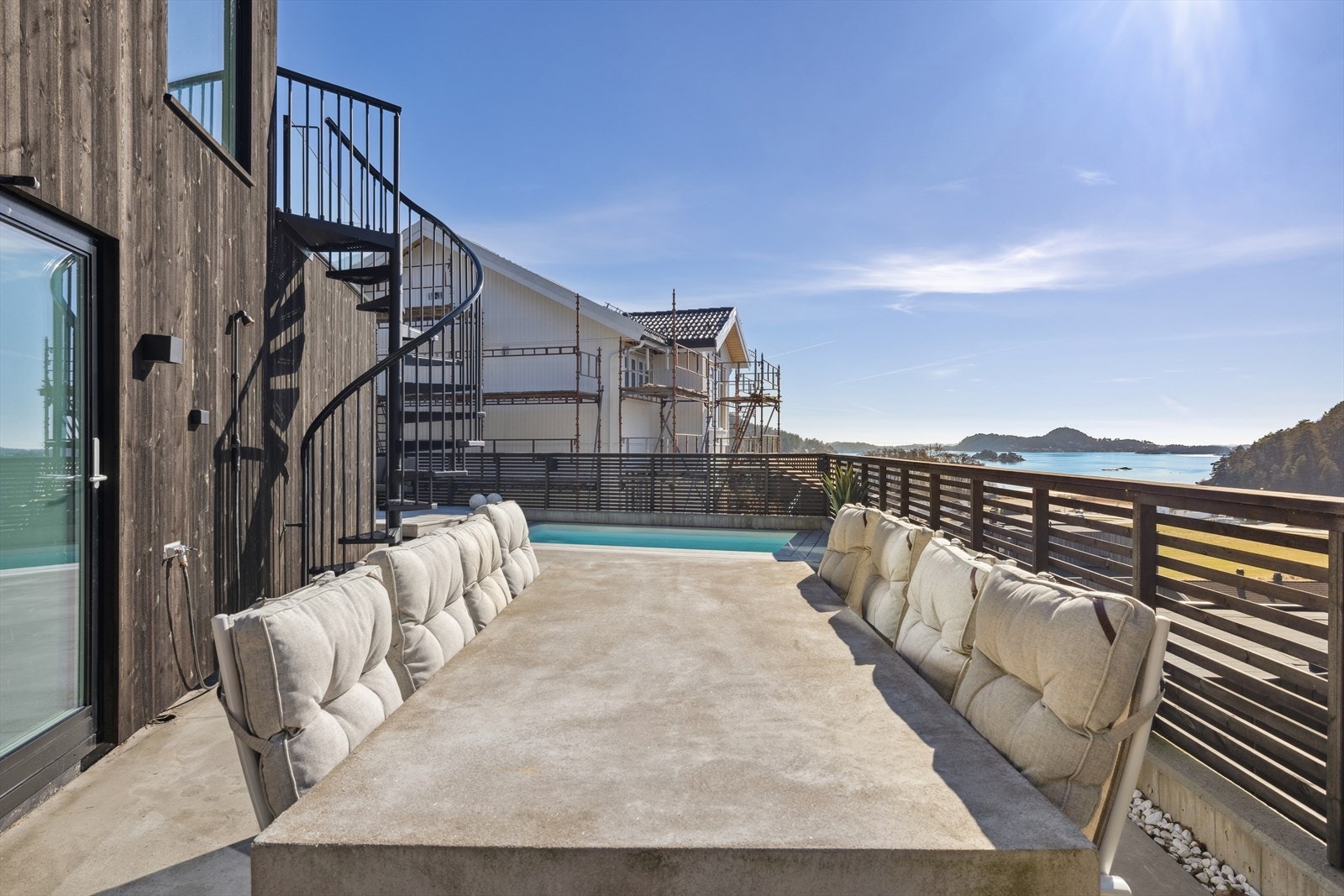 Vindeltrappen fører opp til veranda. Galleribilde