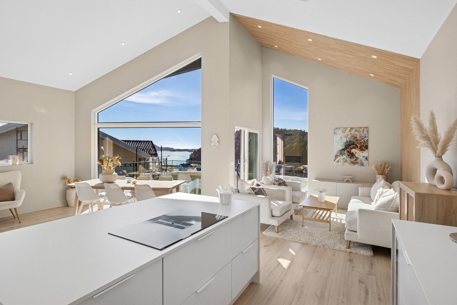 Den gode takhøyden sørger for luftig atmosfære i rommet. Det er høytaler i taket. Galleribilde