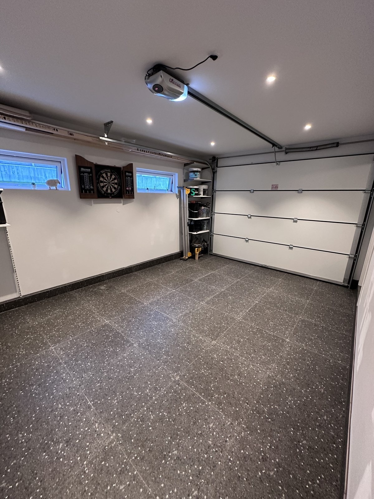 Romslig garasje med spotter! Galleribilde