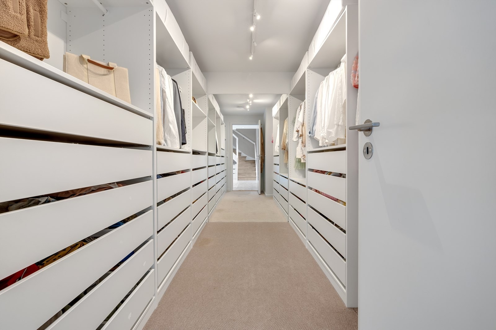 Herlig med stor garderobeplass. Galleribilde