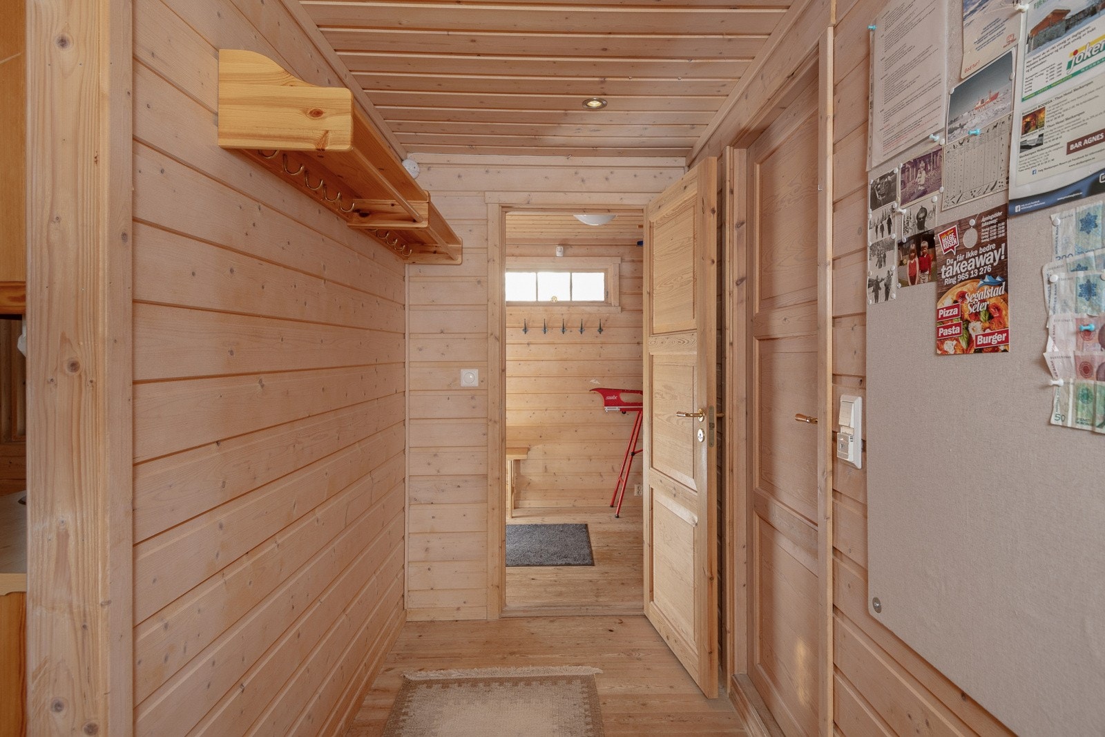 Innenfor døren er det en entré med plass til å henge fra seg yttertøyet og sette fra seg skoene. Galleribilde