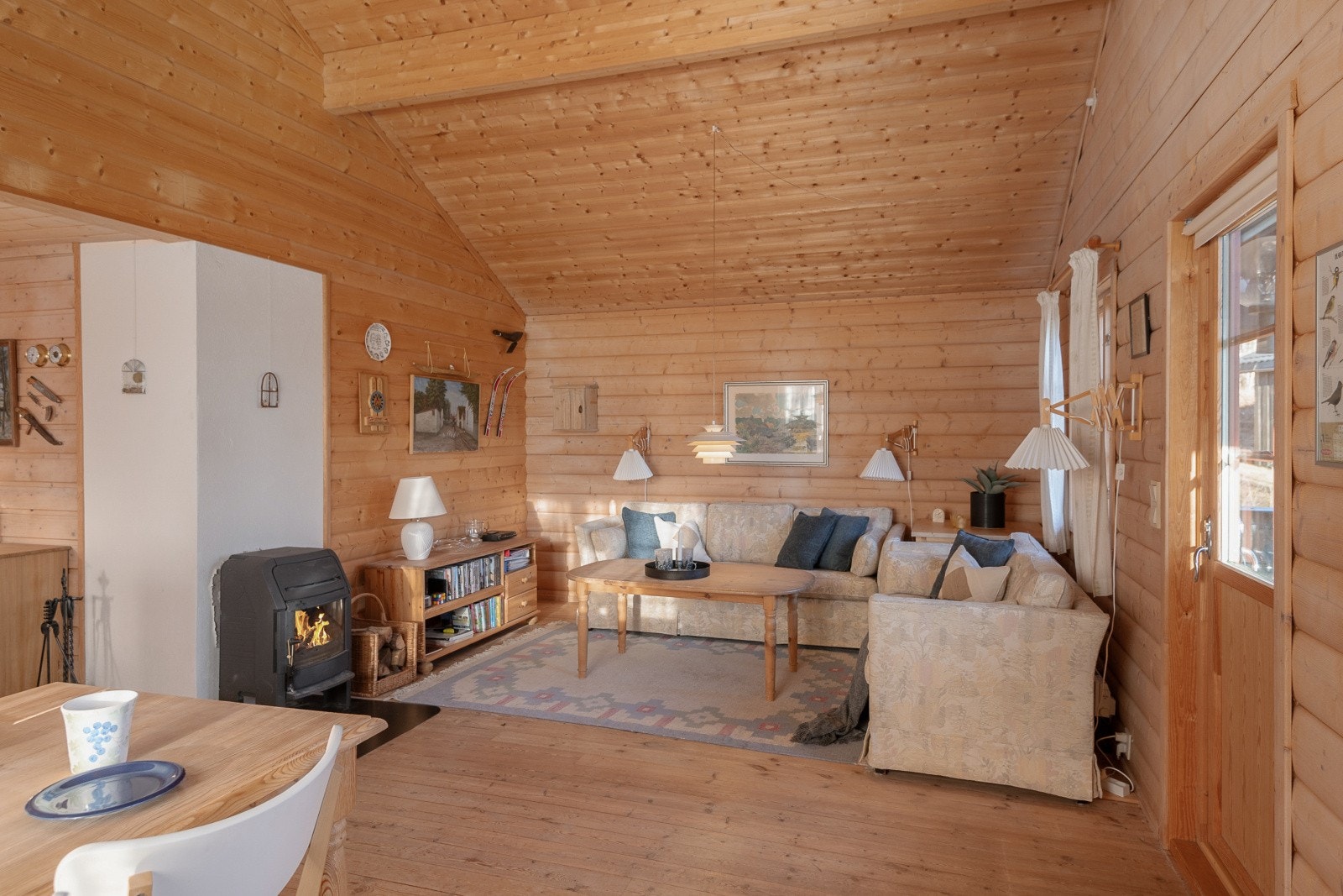 Sentralt plassert bidrar peisen til varme og hygge på kjølige dager. Galleribilde