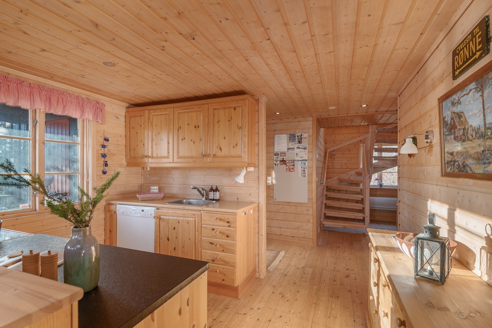 Kjøkkenet har videre nisjer for frittstående hvitevarer som komfyr og kjøleskap. Galleribilde