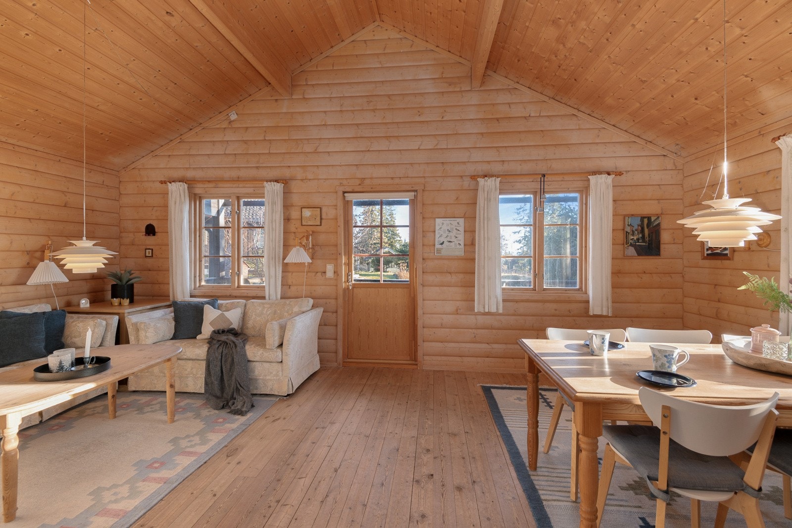 Stueområdet er åpent og romslig, med god plass til sofagruppe, TV-seksjon og spisebord. Galleribilde