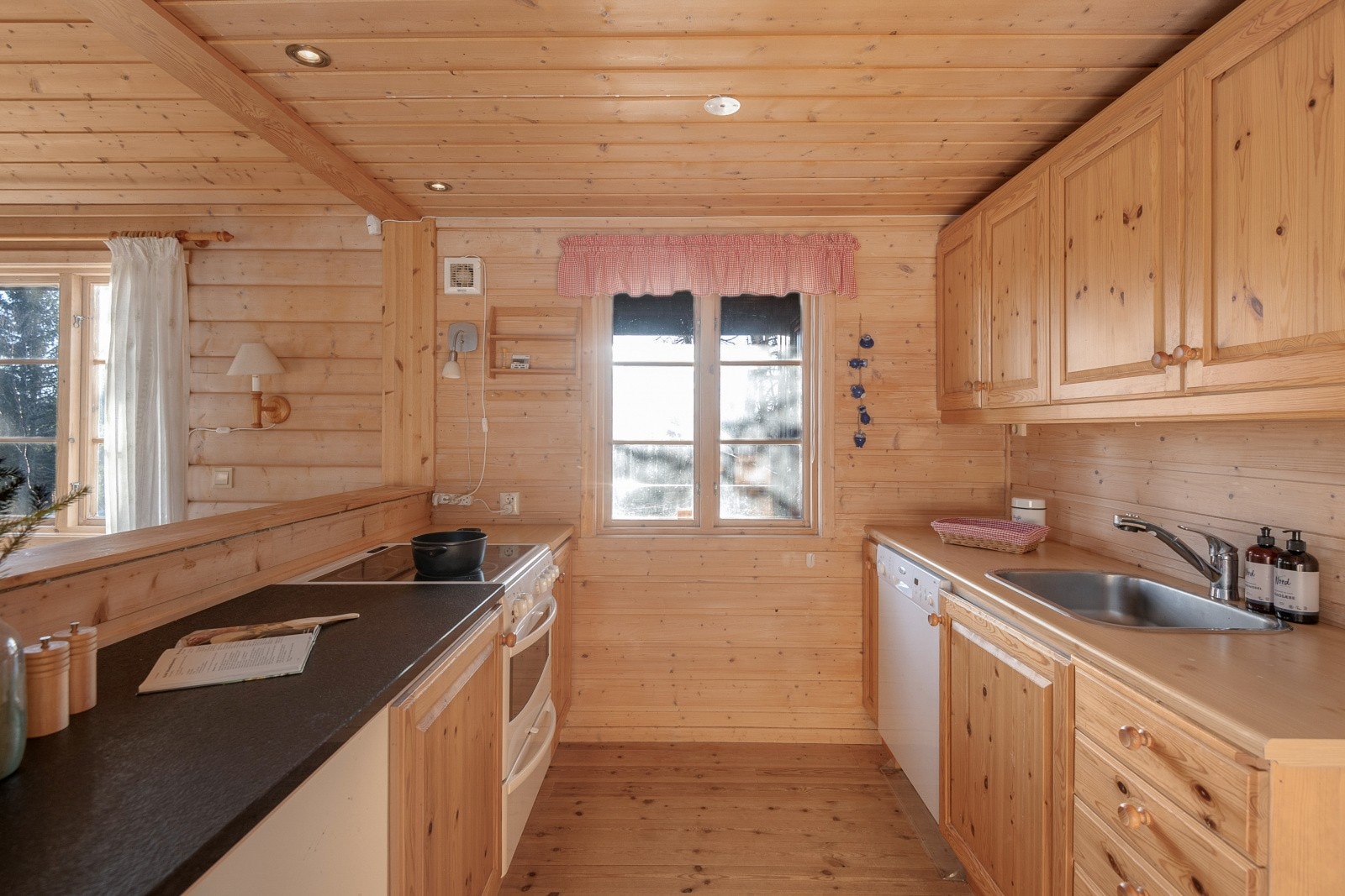 Der er rikelig med oppbevaringsplass i skap og skuffer. Galleribilde