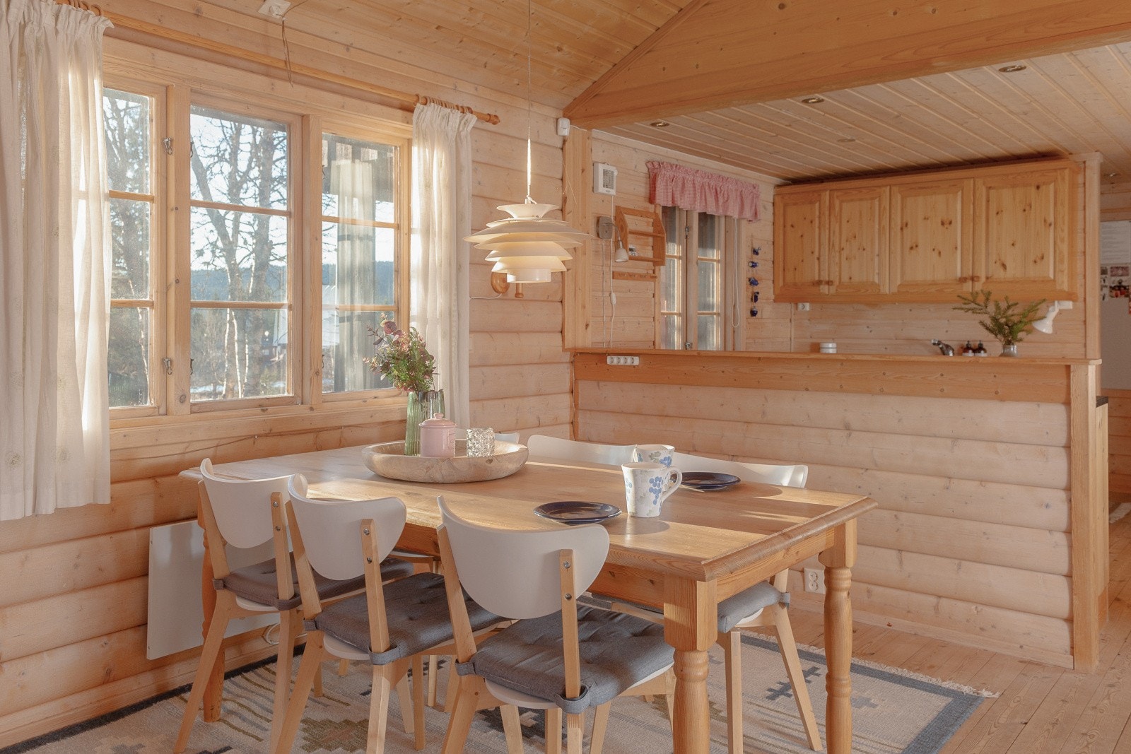 Kjøkkenet ligger i delvis åpen og sosial løsning mot stuen. Galleribilde