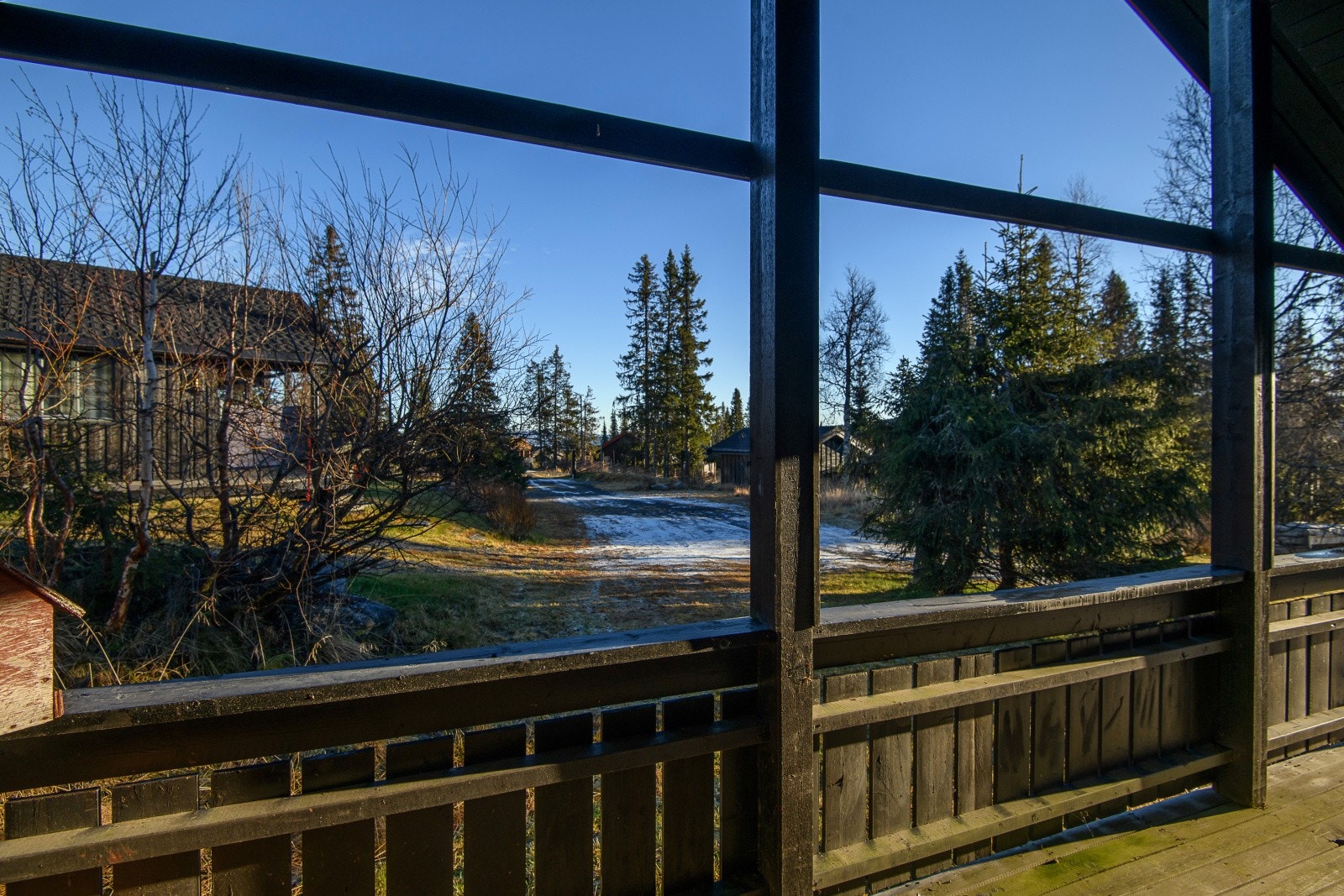 Fra stuen er det utgang til en overbygget terrasse med gode solforhold. Galleribilde