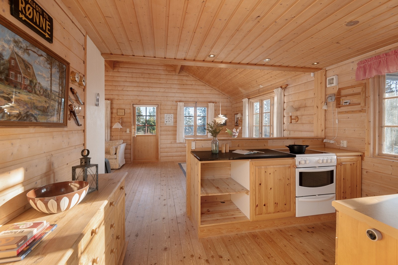 Kjøkkeninnredningen er pent utført med profilerte fronter og laminert benkeplate med kjøkkenkum. Galleribilde