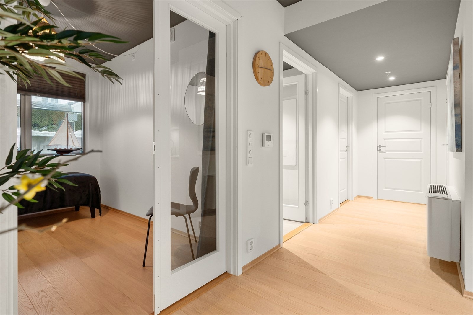 Leiligheten har en fin romfordeling, med romslig entré og gang som leder til alle leilighetens værelser. Galleribilde