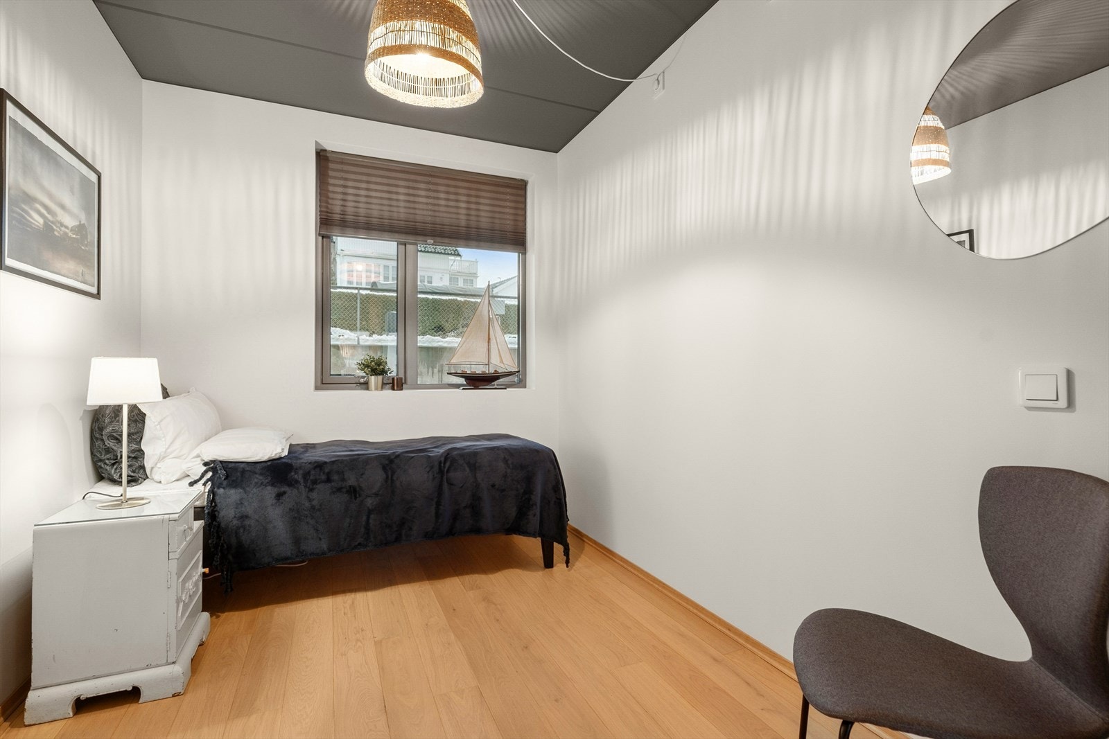 Leiligheten har tre gode soverom. Soverom 1 ligger innenfor stuen og har adkomst via doble vitrinedører. Galleribilde