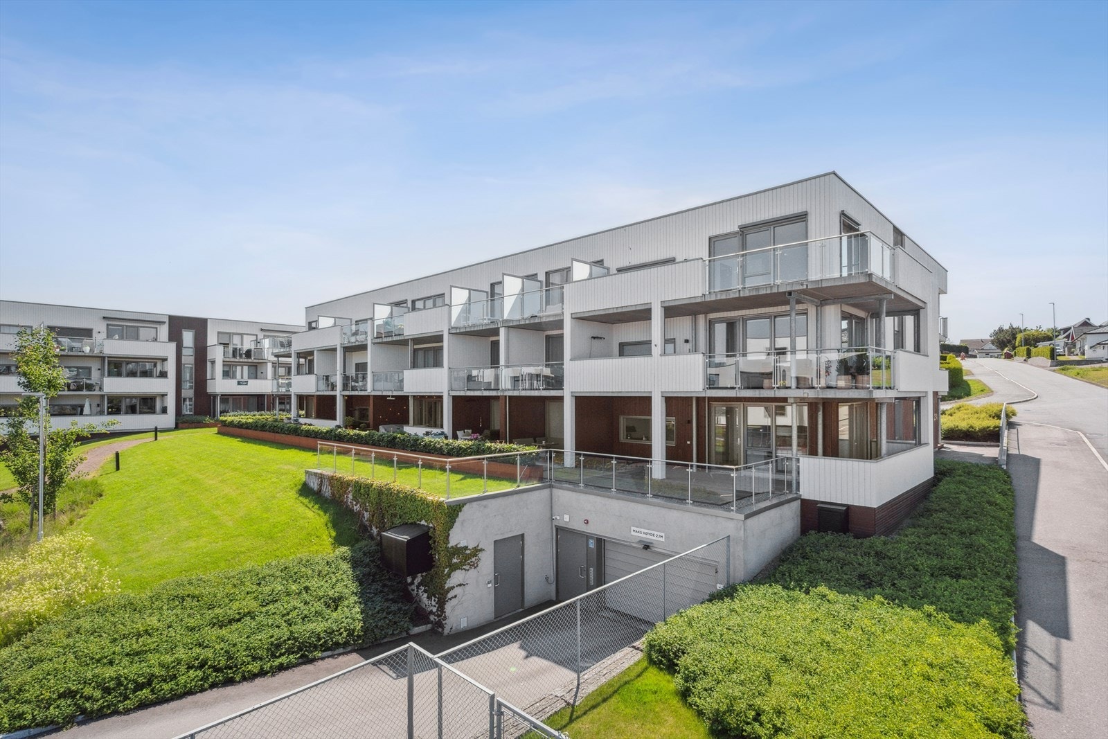 Leiligheten er del av moderne boligblokk på Husøy Havn. Bygget er oppført i 2021 og overtatt av eier i 2022. Galleribilde