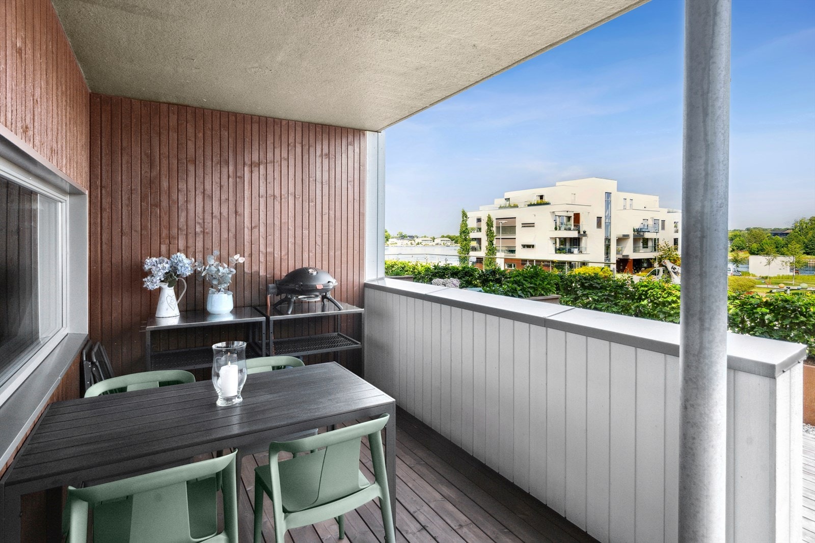 Terrassen er lun og skjermet, og har to varmelamper montert i himlingen som åpner opp for å nyte fine og sene kvelder. Galleribilde