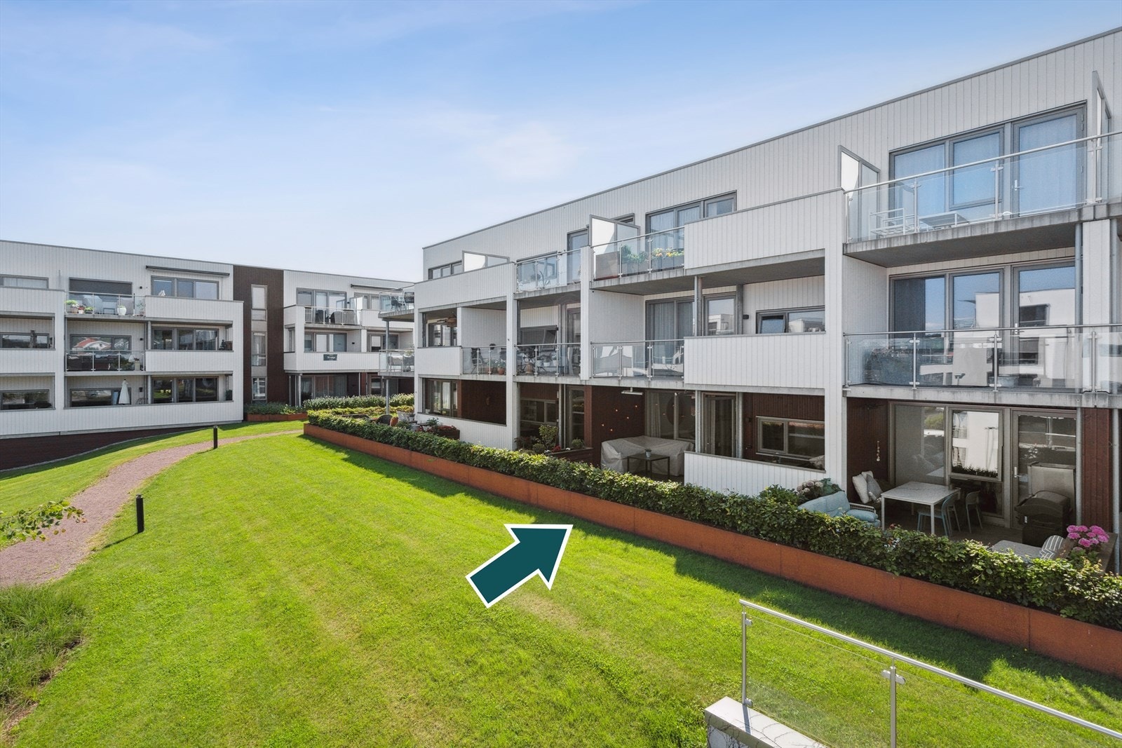 Leiligheten ligger i byggets 1. etasje og har trappefri adkomst og en gjennomgående planløsning. Galleribilde