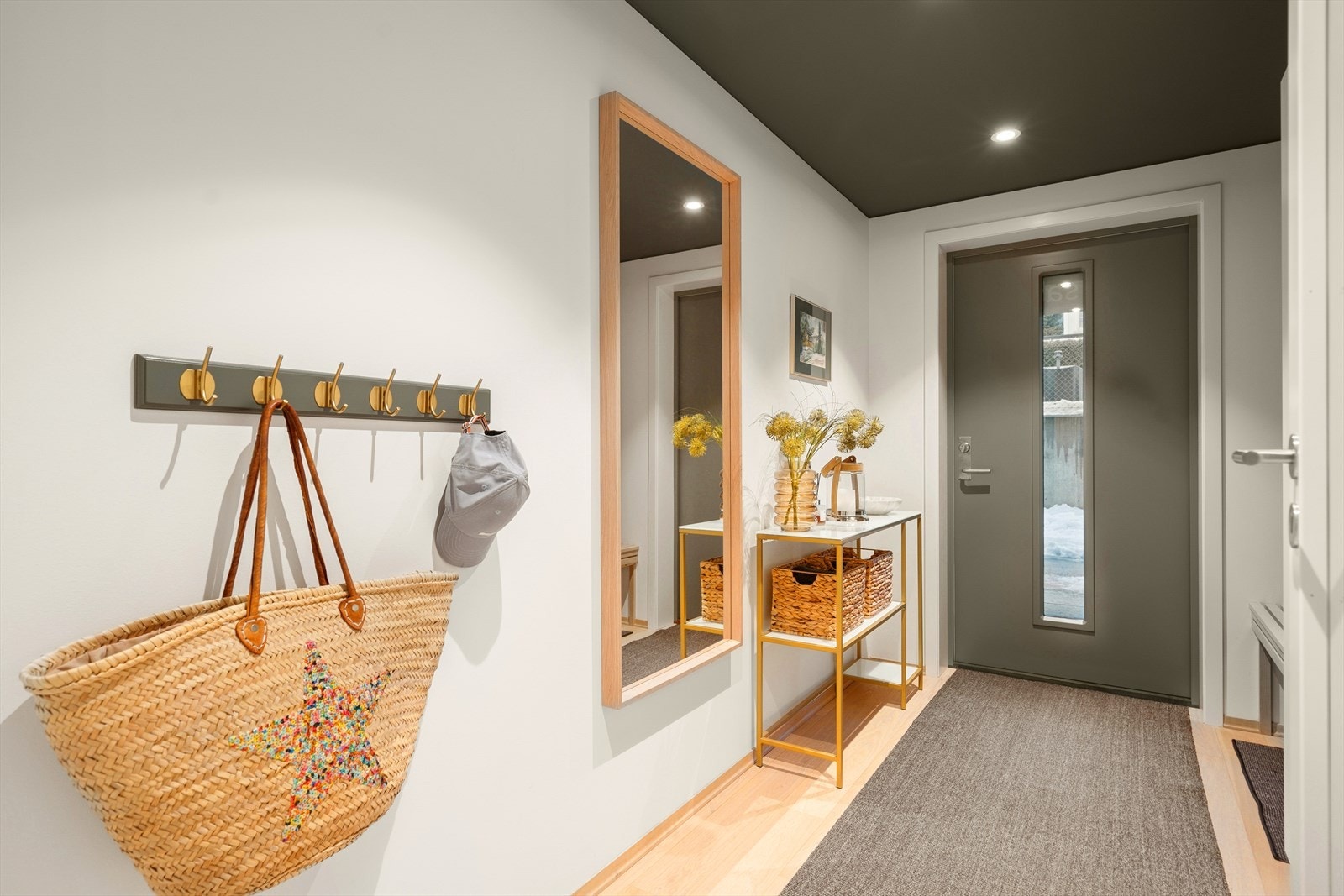 Leiligheten har et romslig vindfang med plass til entrémøblement. Galleribilde