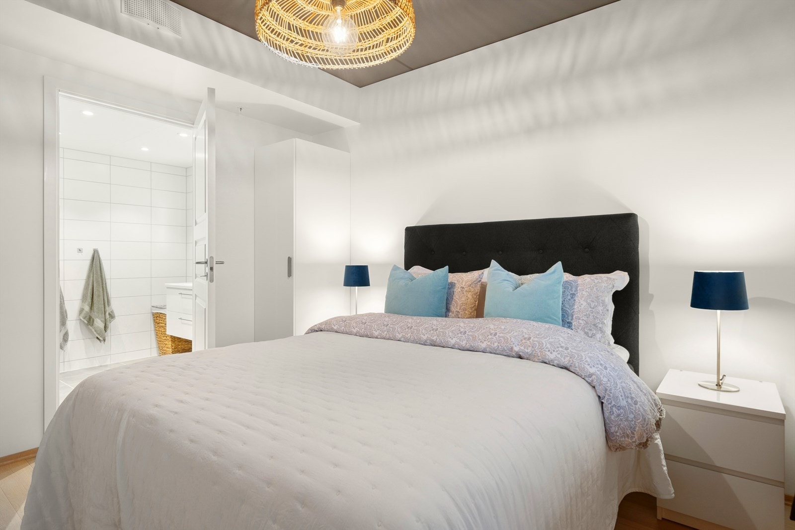 Hovedsoverommet har eget bad og god plass til dobbeltseng. Galleribilde