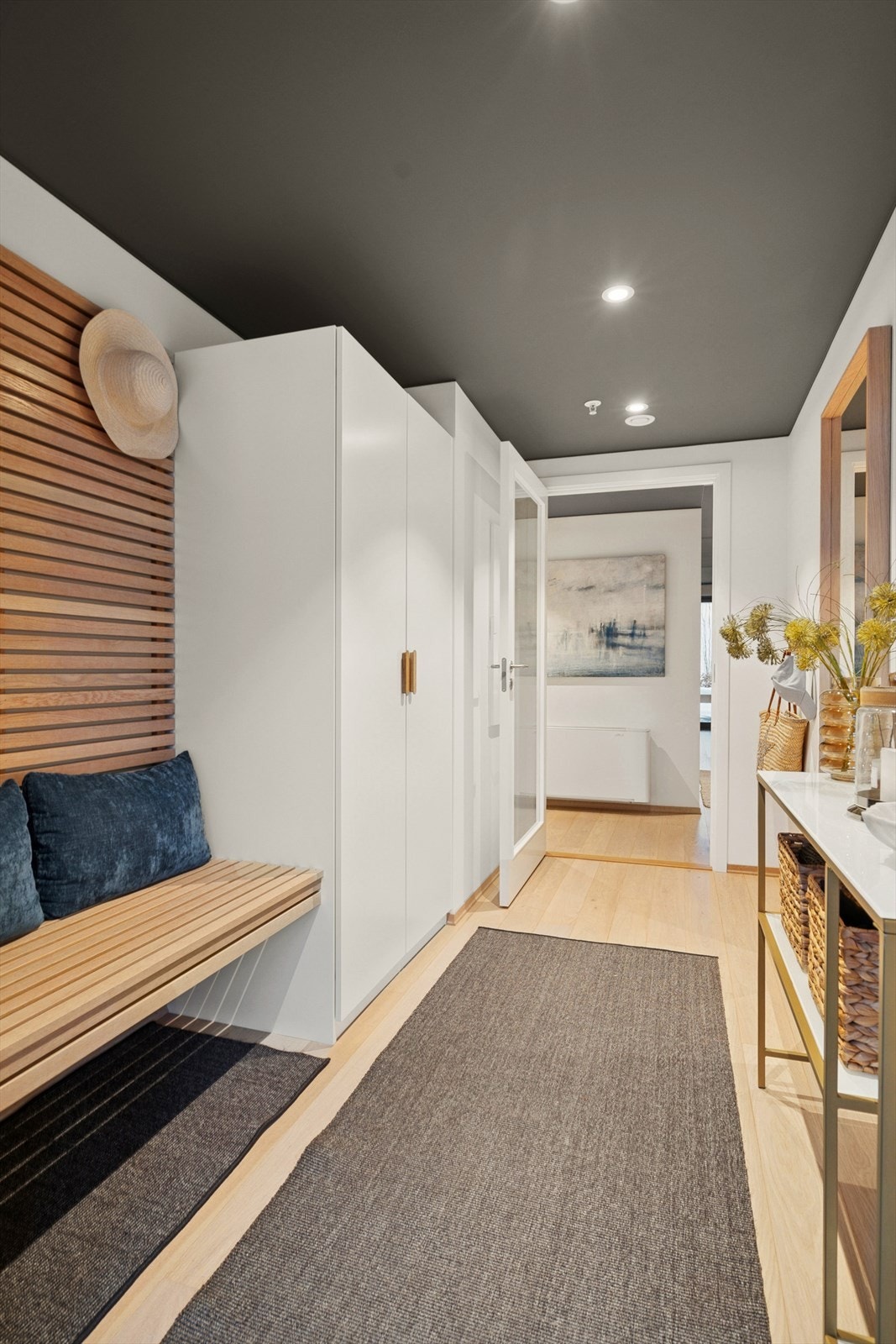 I entréen er det tilpasset garderobeløsning med skap og sittebenk. Galleribilde