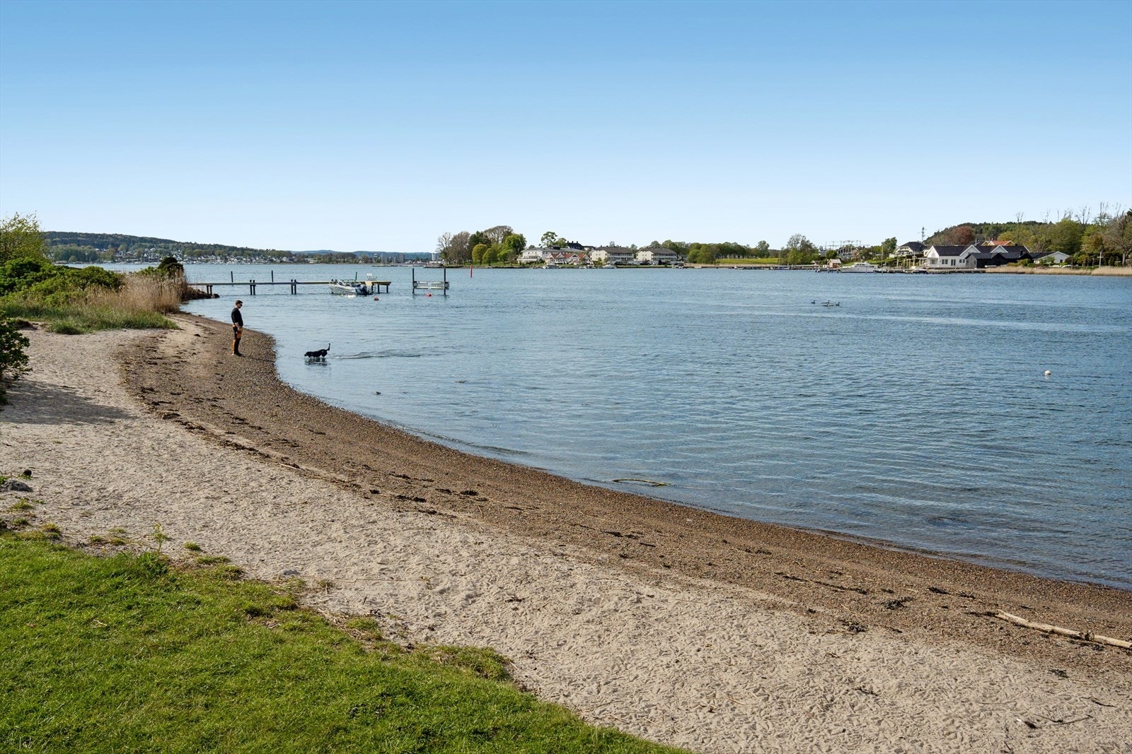 Området byr på umiddelbar nærhet til sjøen med badeplasser og rekreasjon. Galleribilde