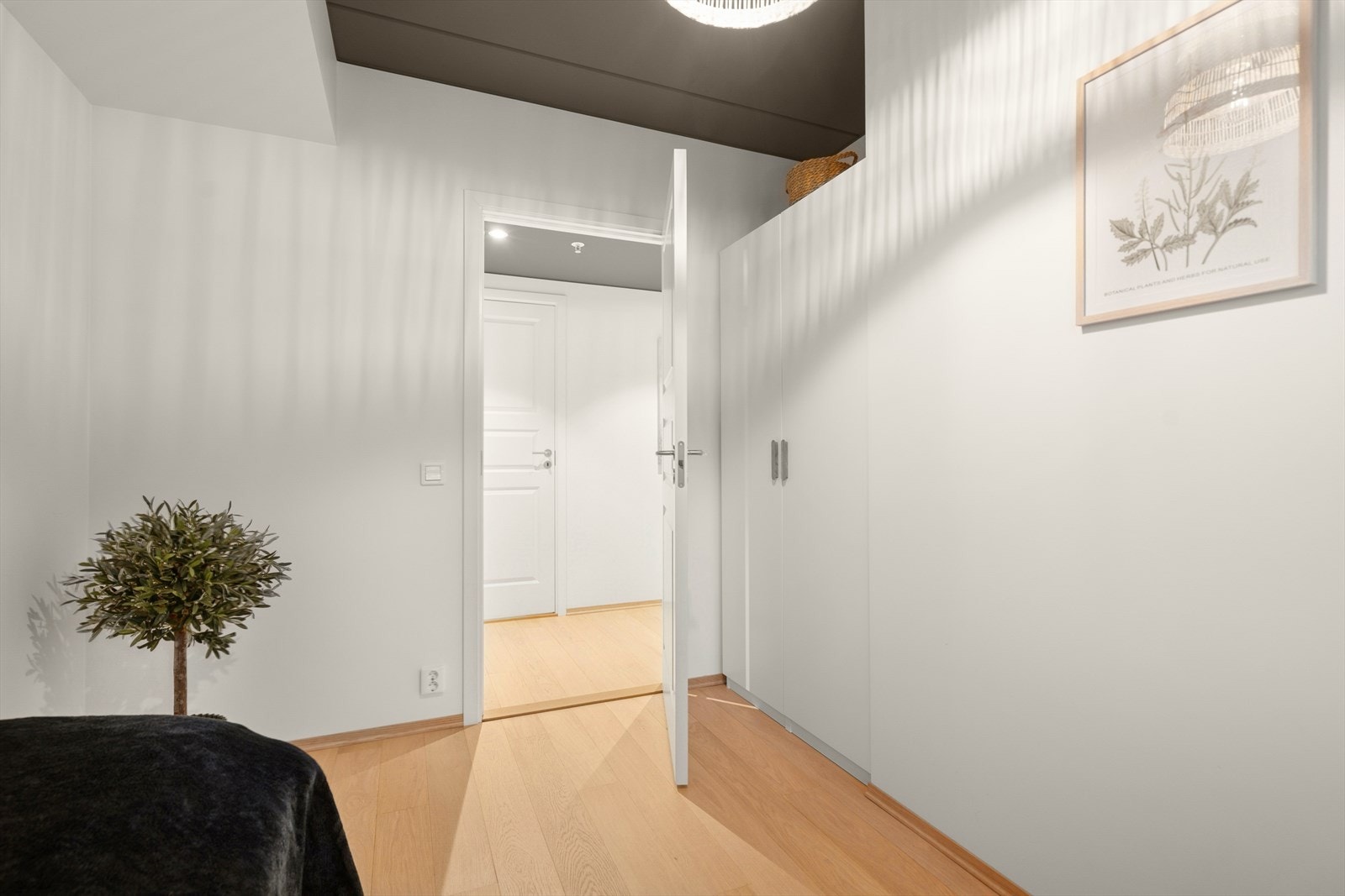 Rommet har garderobeskap i egen nisje. Galleribilde