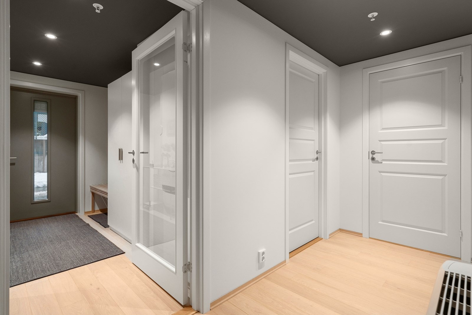 Entré/hall. I alle rom får du en wow-effekt av himlingen, som gir et eksklusivt uttrykk. Galleribilde