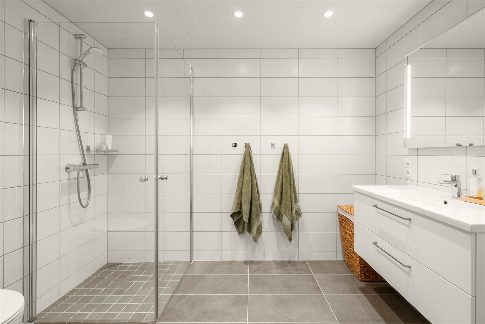 Leiligheten har to fine bad - her fra badet tilknyttet hovedsoverommet. Galleribilde