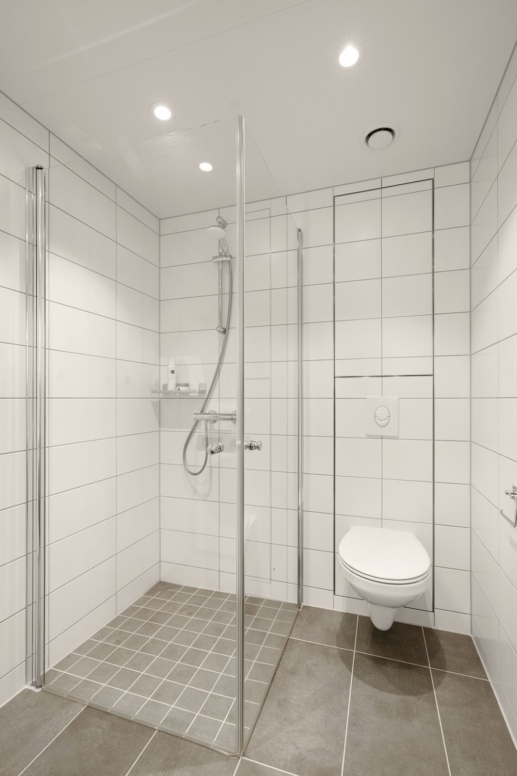 Begge bad er utstyrt med dusjhjørne, vegghengt toalett og moderne servantskap med skuffer. Galleribilde