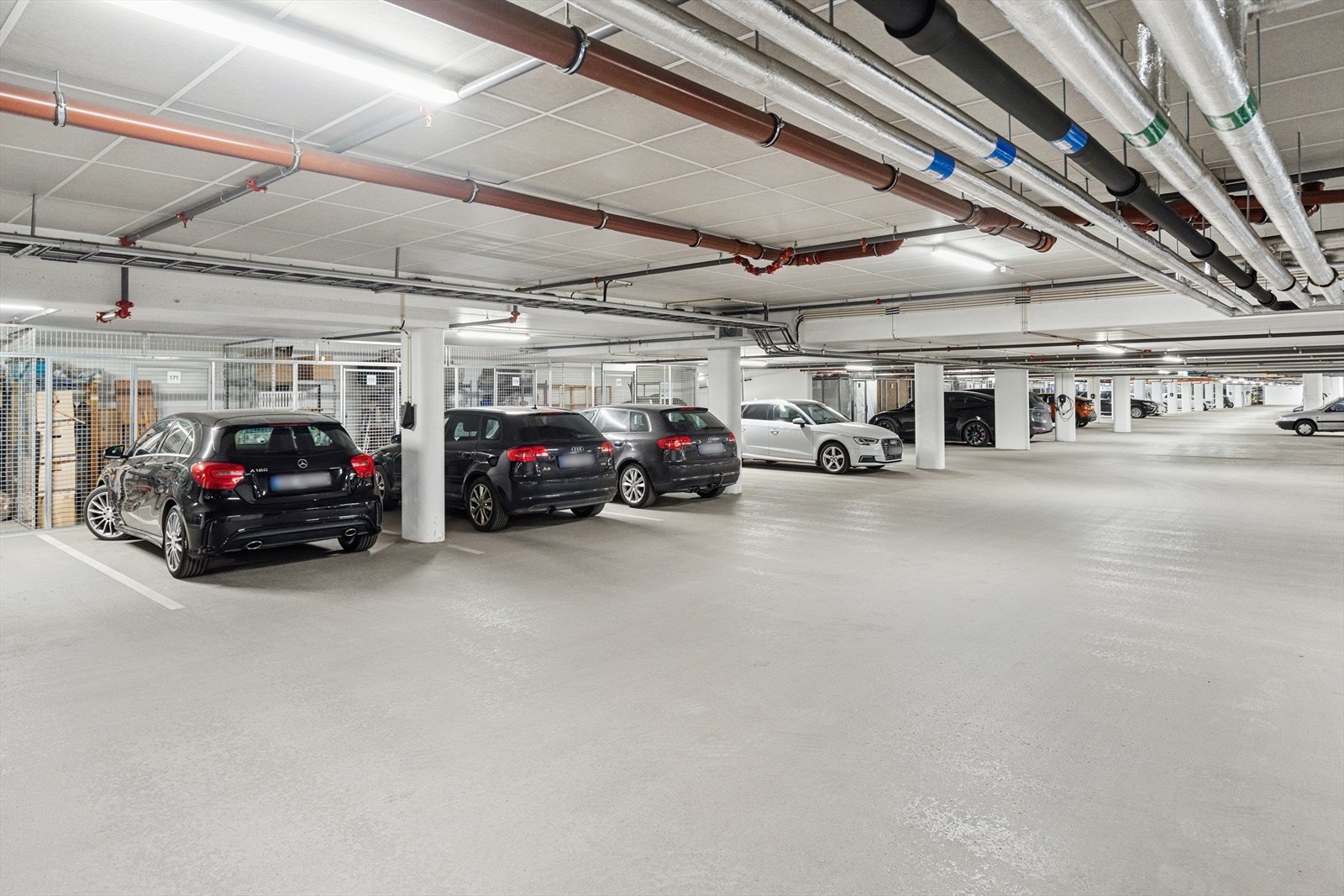 Det medfølger garasjeplass i felles anlegg under bygget - adkomst via trapp og heis. Galleribilde