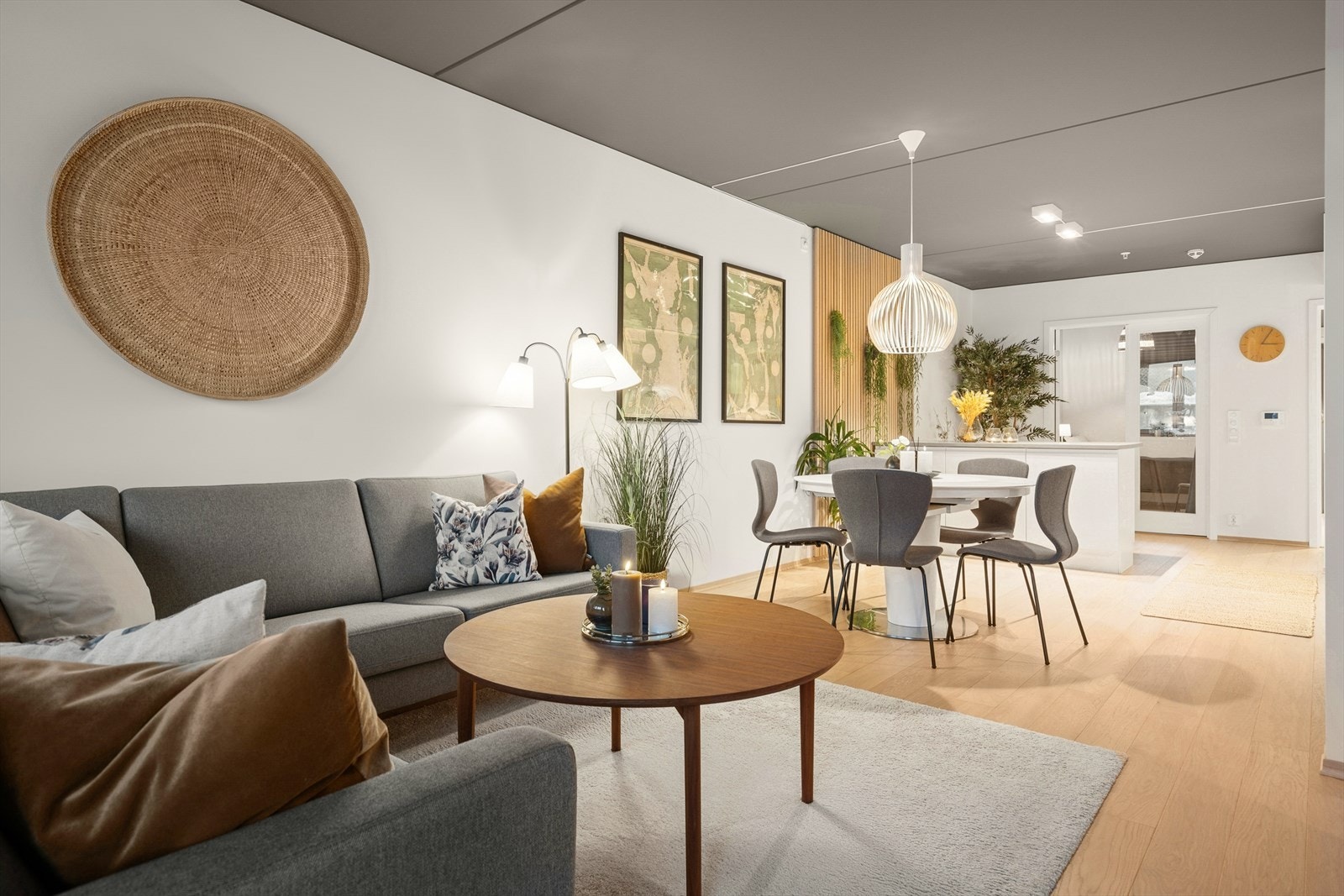 Leiligheten ligger i 2. rekke mot sjøen og har fin utsikt mot Hysøysundet. Galleribilde