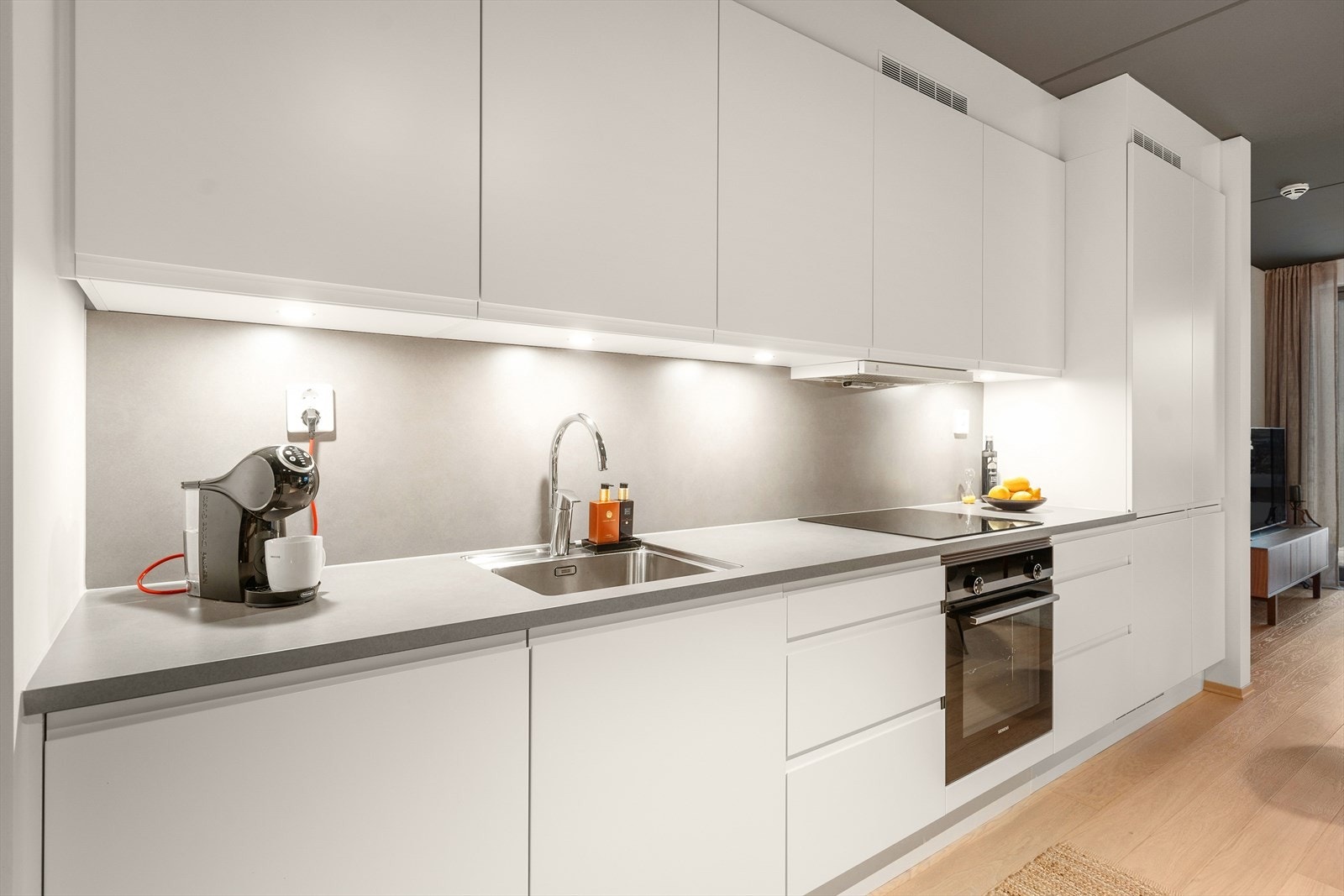 Kjøkkenet ligger i åpen løsning med stuen, og har en stilren utførelse med hvite, slette fronter. Galleribilde