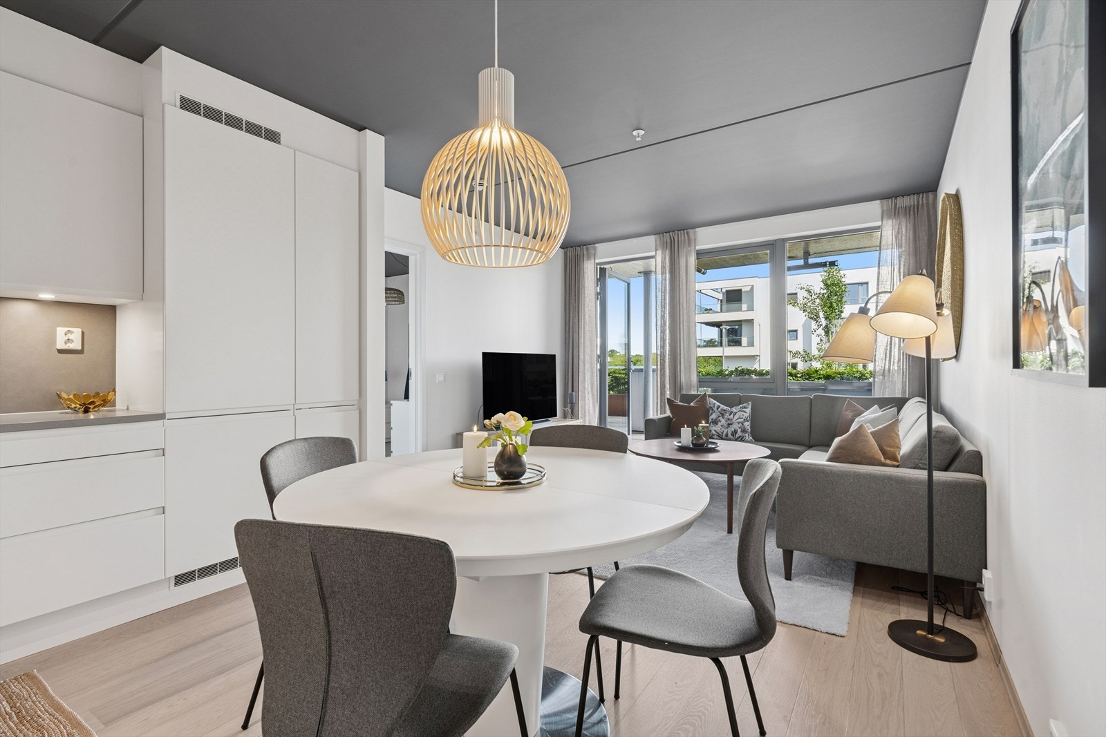 Leiligheten holder en gjennomgående høy standard og har lekkert 1-stavs parkett på gulver og lysmalte vegger. Galleribilde