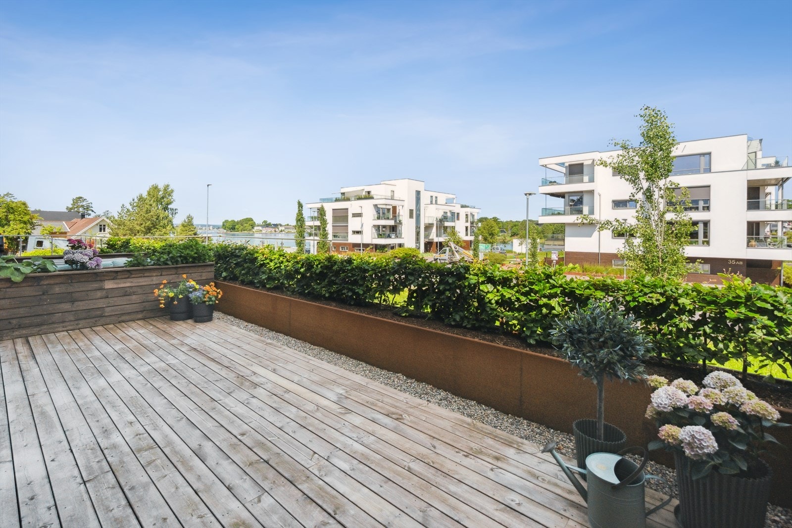 Uteplassen byr på fin utsikt over fellesarealer og mot Husøysundet. Galleribilde