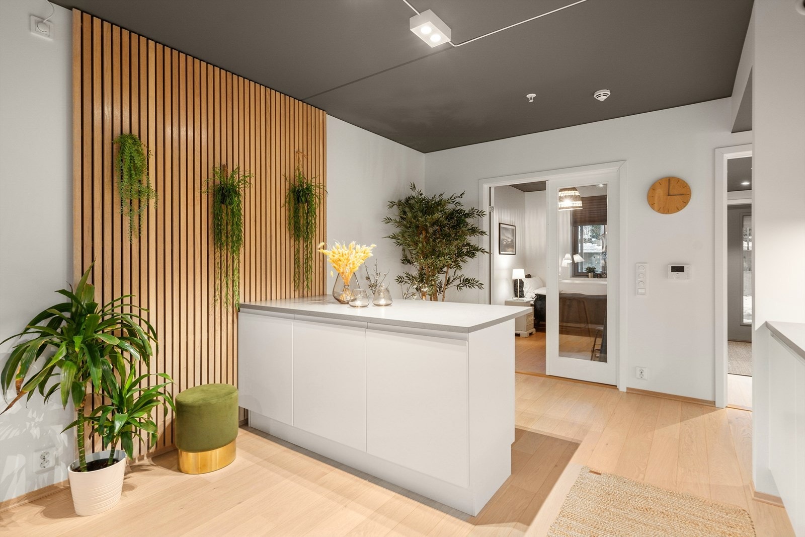 Blikkfanget i rommet er den stilige spileveggen og kjøkkenøyen som lager en naturlig sone i rommet. Galleribilde