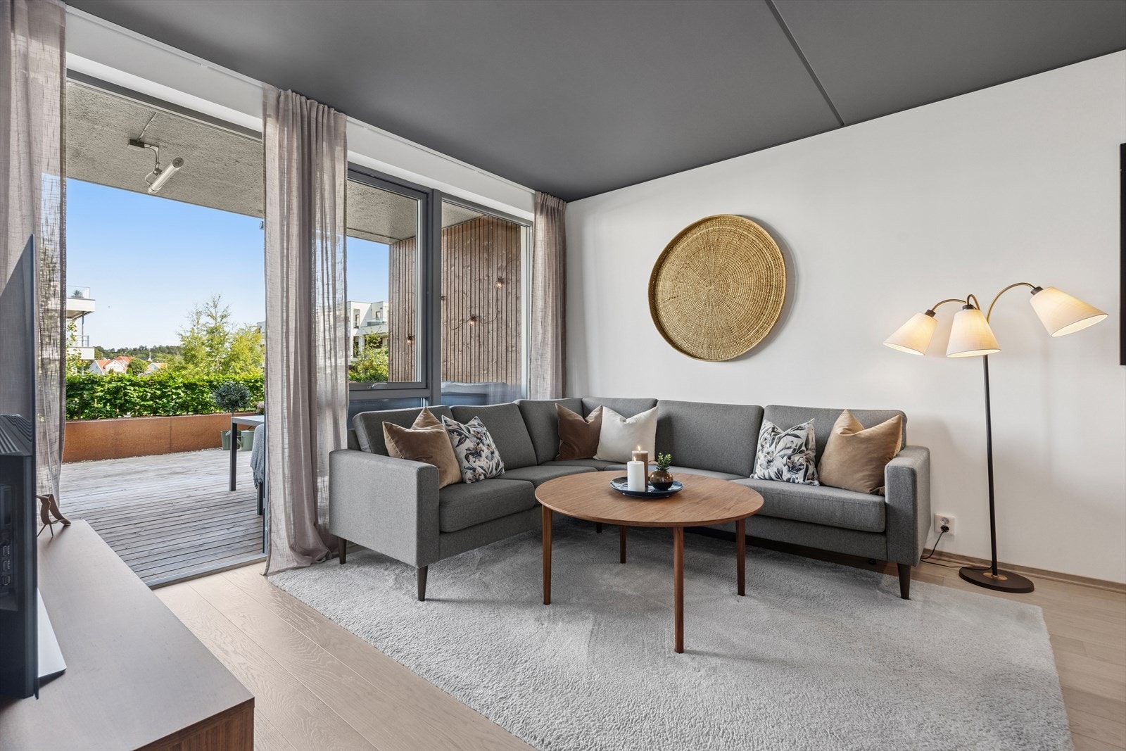 Vinduene strekker seg fra gulv til tak og gir godt med naturlig lys. Galleribilde